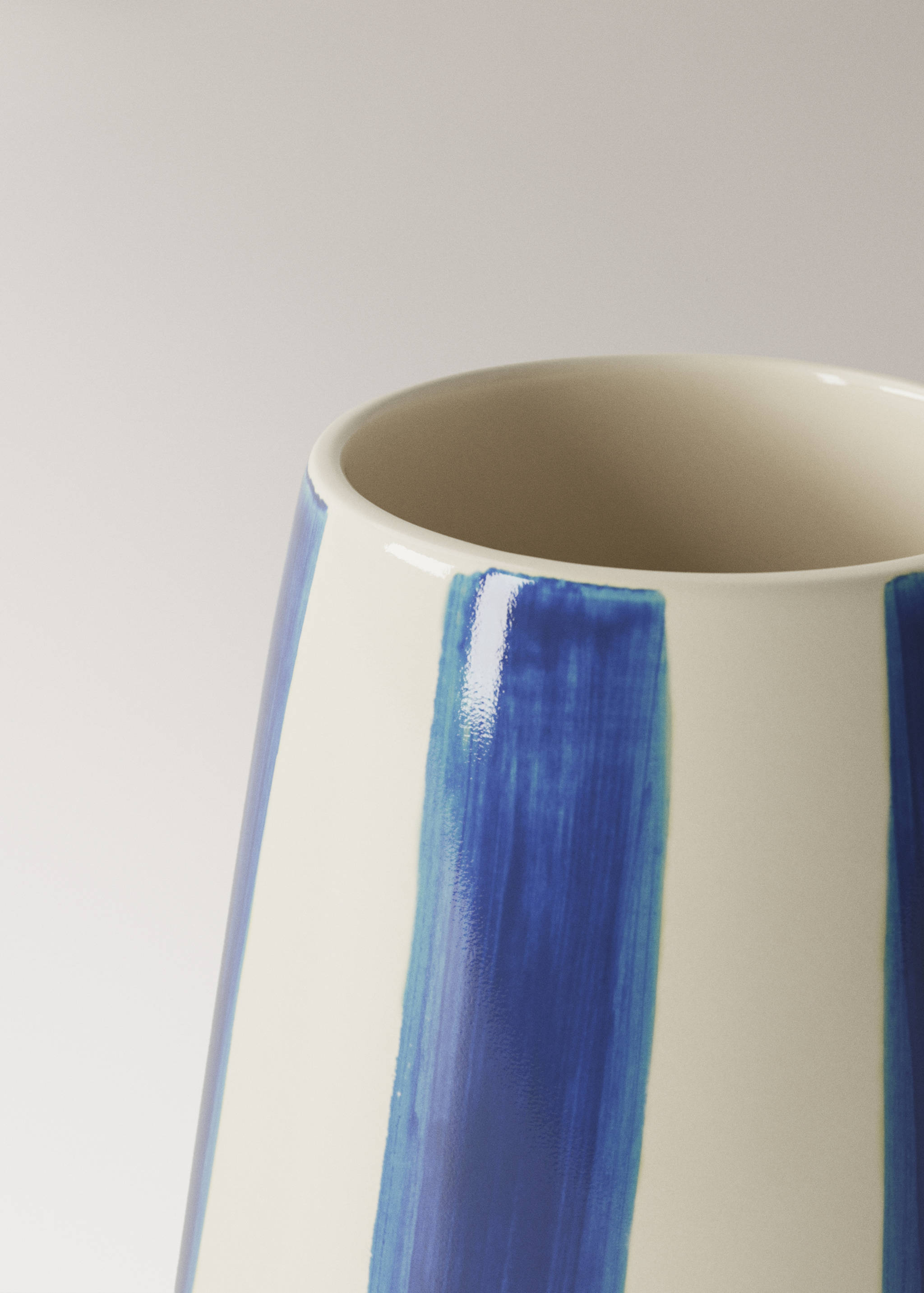 Small hand-painted striped vase - Details of the article 2