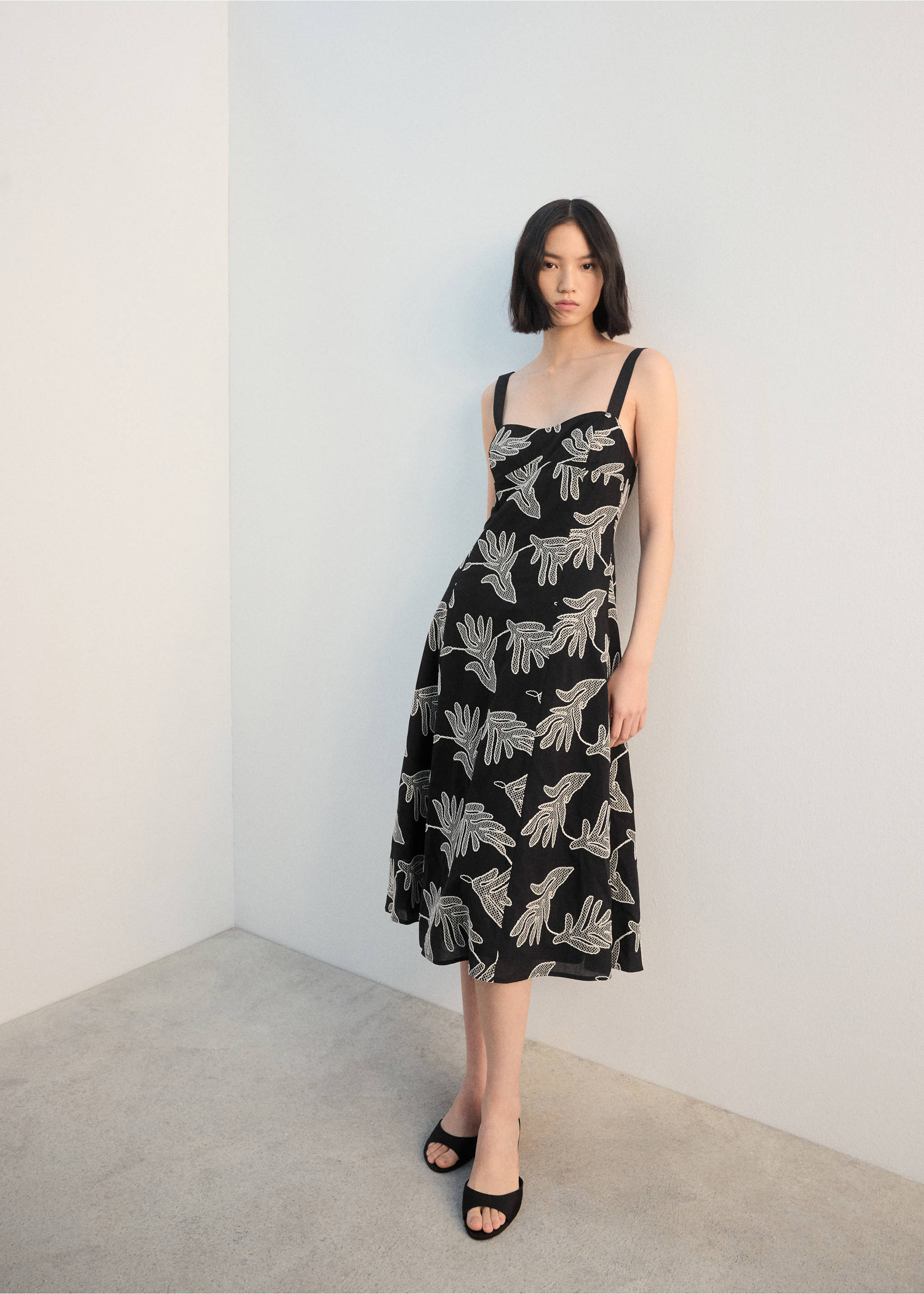 Vestido bordado floral - Plano general, Negro. Ref: 27042539-00.