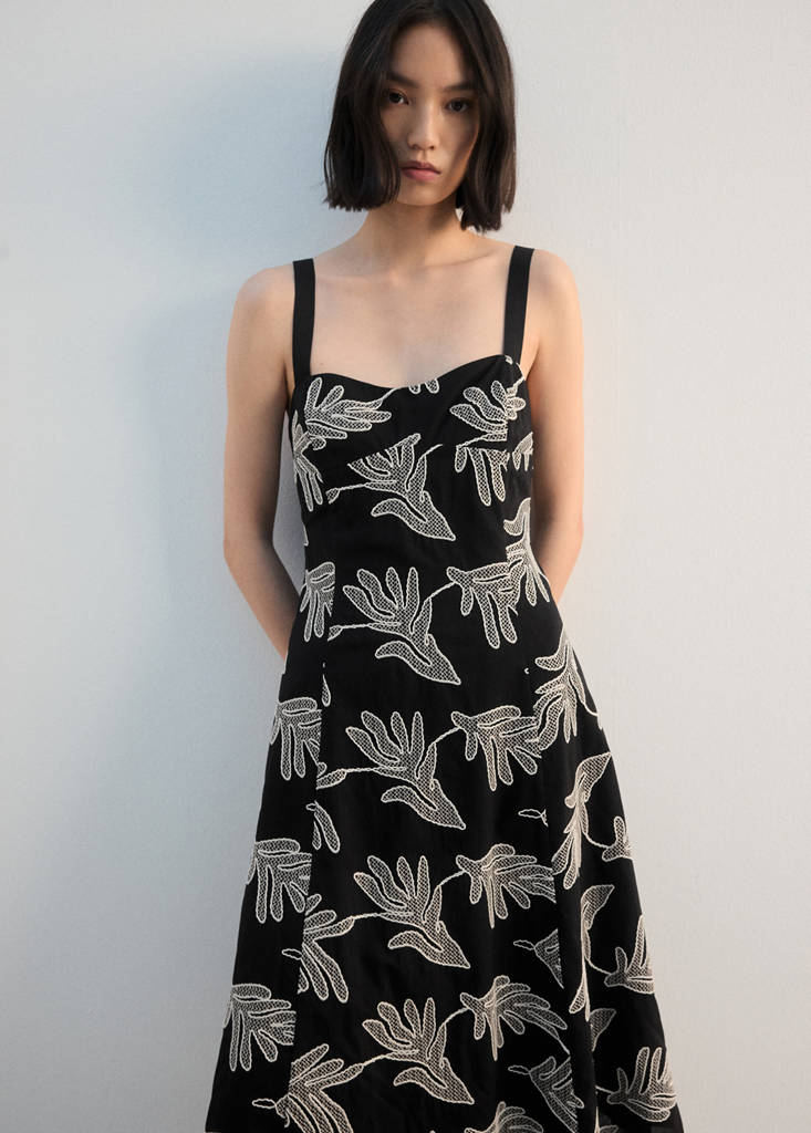 Floral embroidery dress — Black