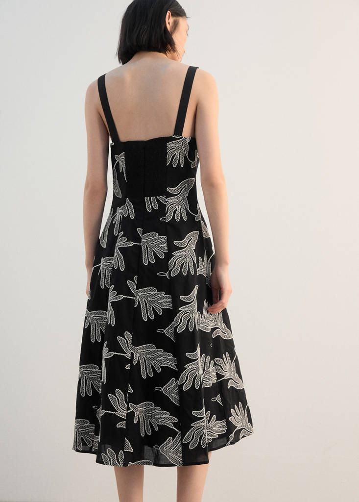 Floral embroidery dress — Black