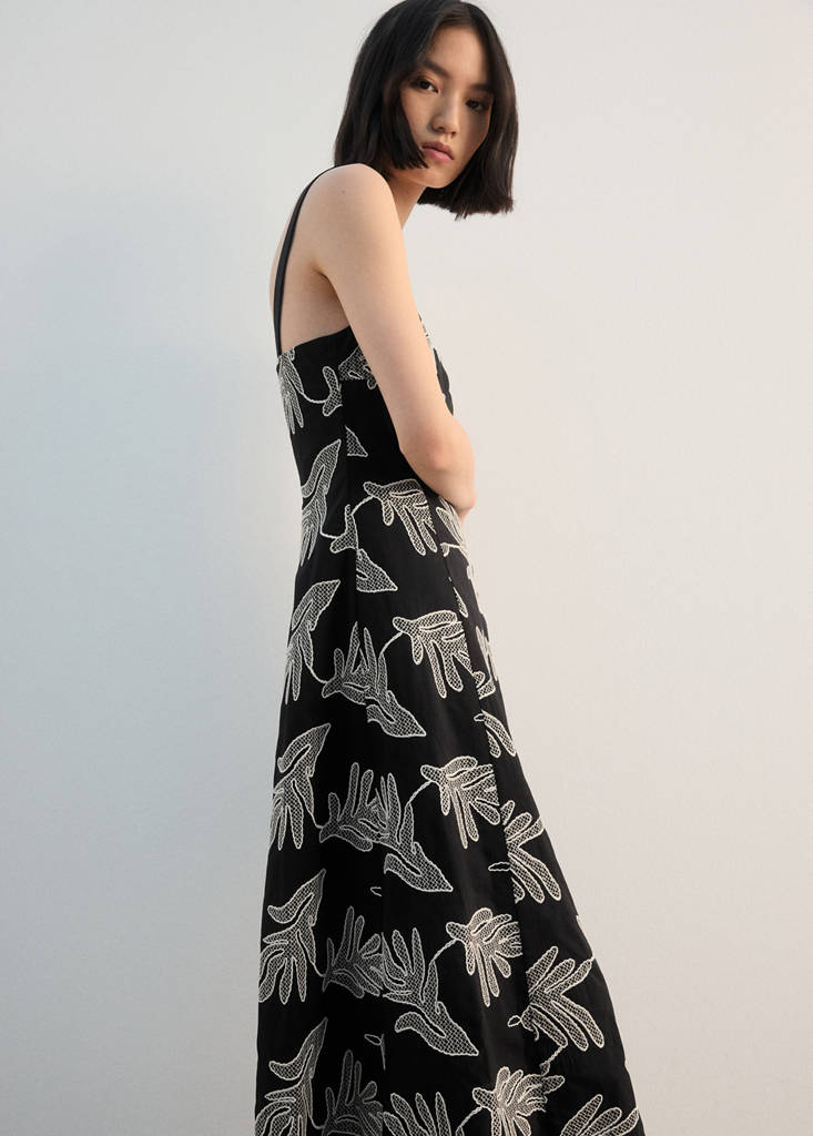 Floral embroidery dress — Black