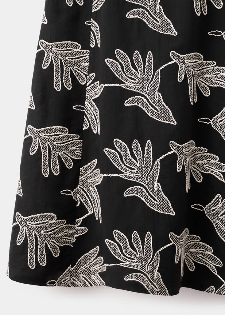 Floral embroidery dress — Black