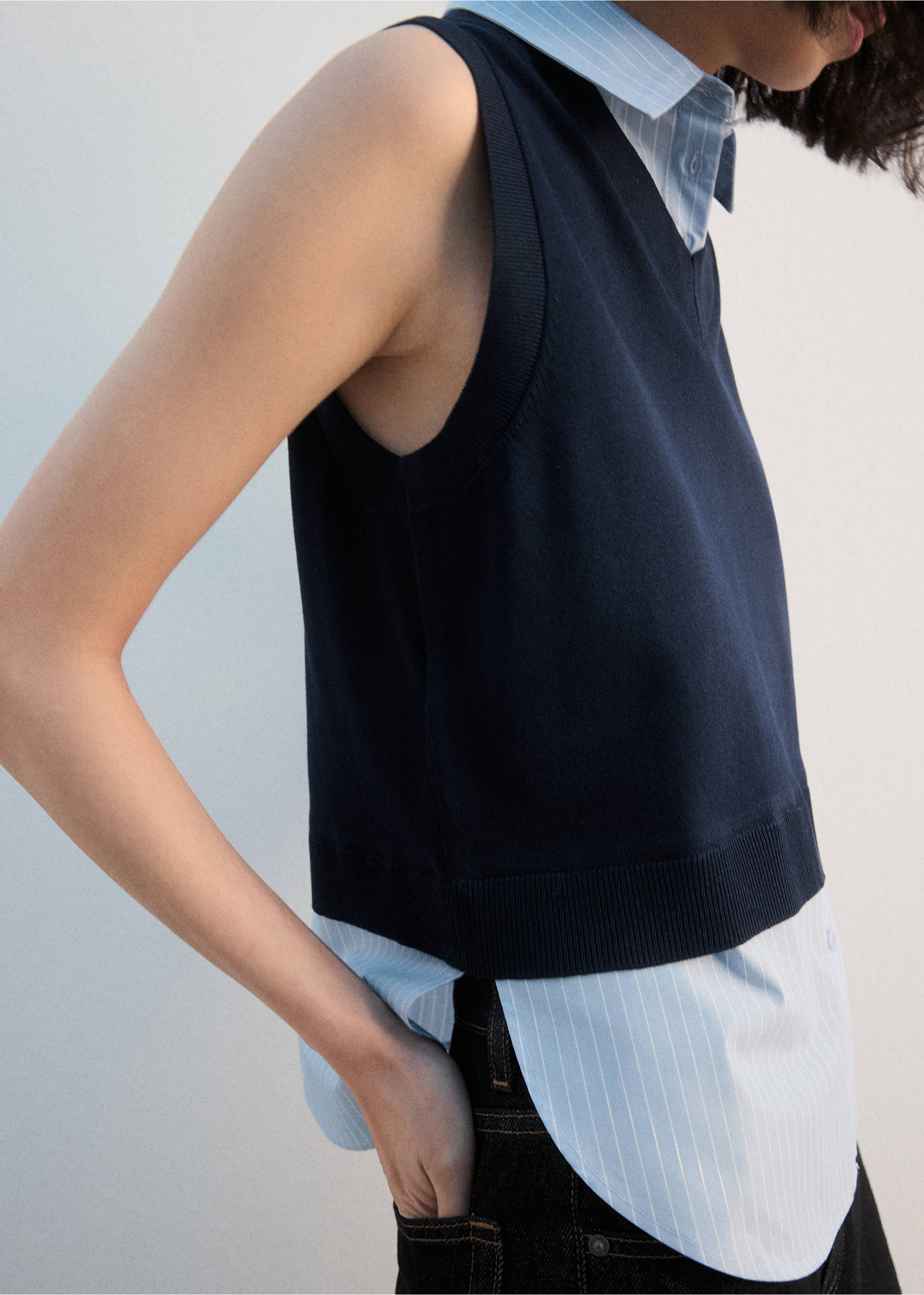 Contrasting knit gilet - Details of the article 6, Navy. Ref: 27042541-00.