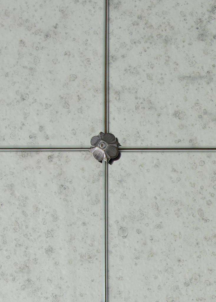 Square mirror with antique effect — Silver