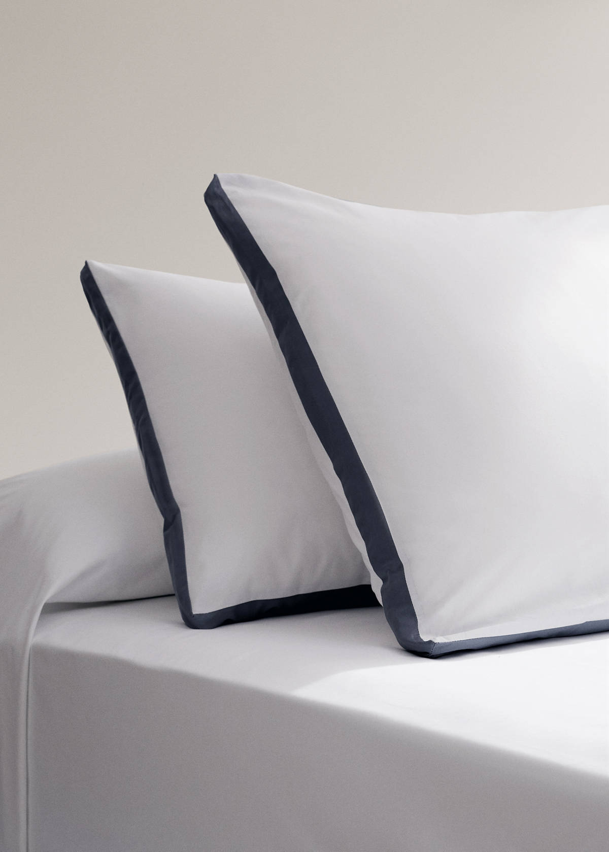 Two 200-thread count cotton percale pillowcases with satin edges 60x60cm — Blue