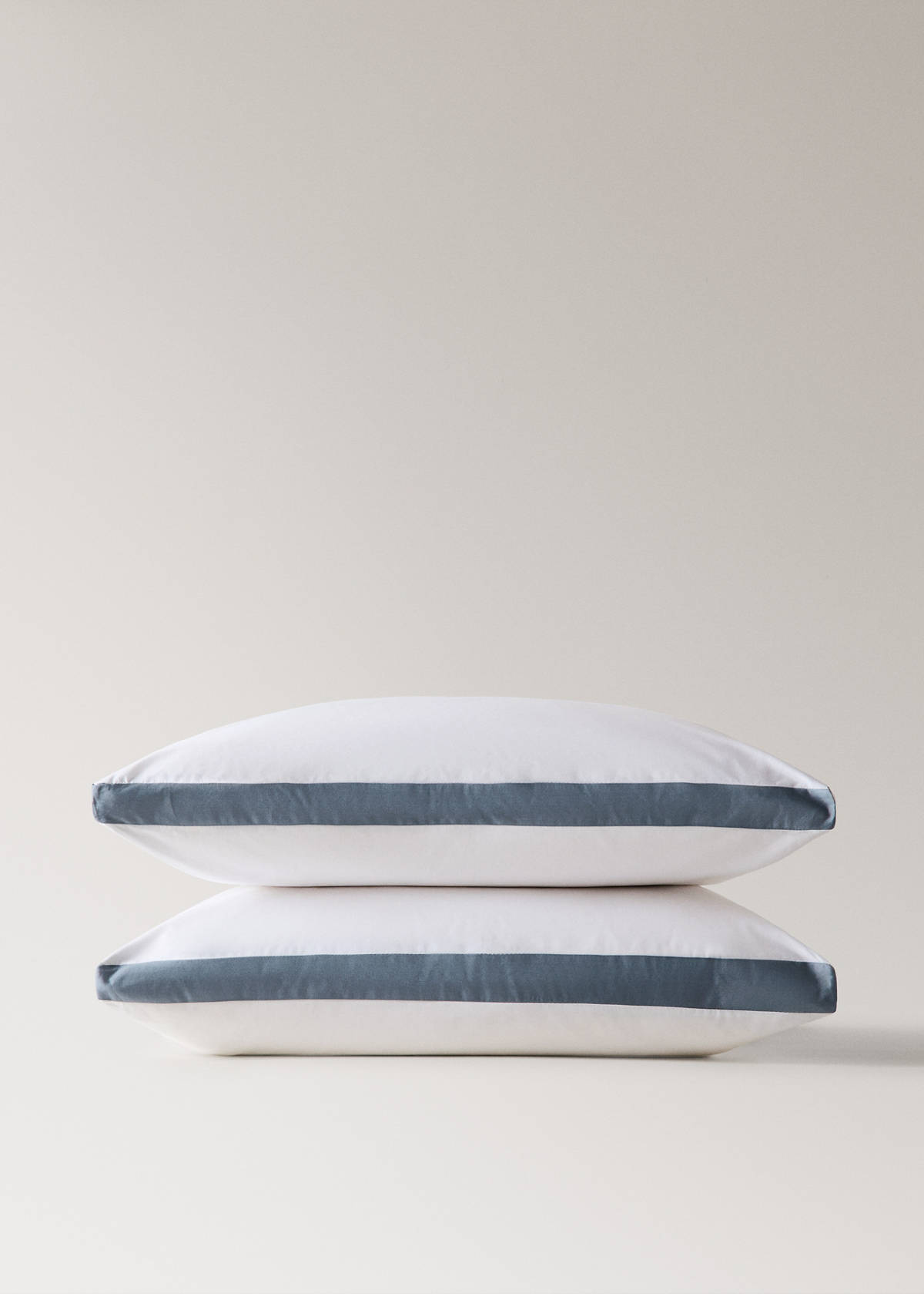Two 200-thread count cotton percale pillowcases with satin edges 60x60cm — Blue