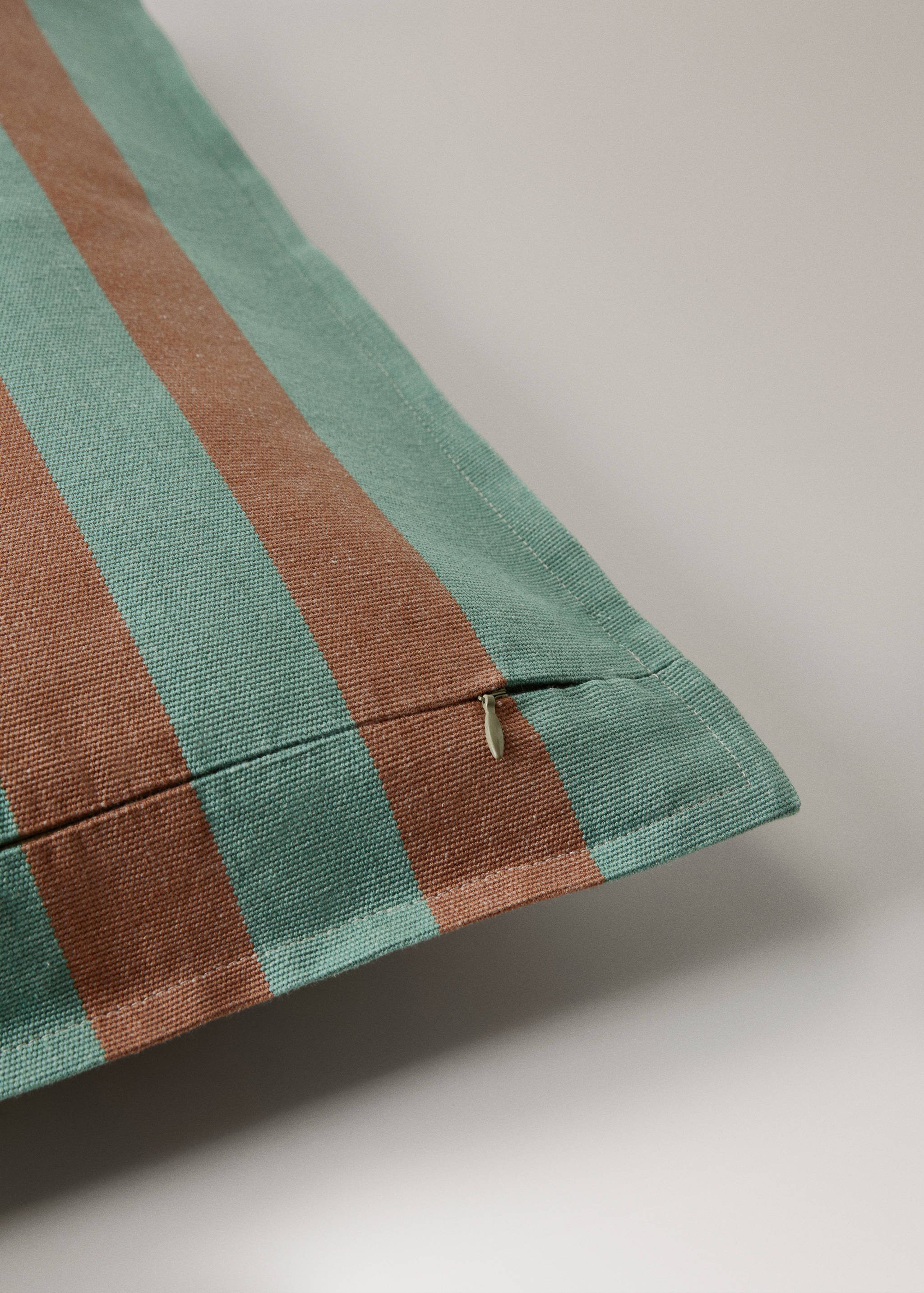 Cotton cushion cover with striped design 50x50 cm - Details of the article 2