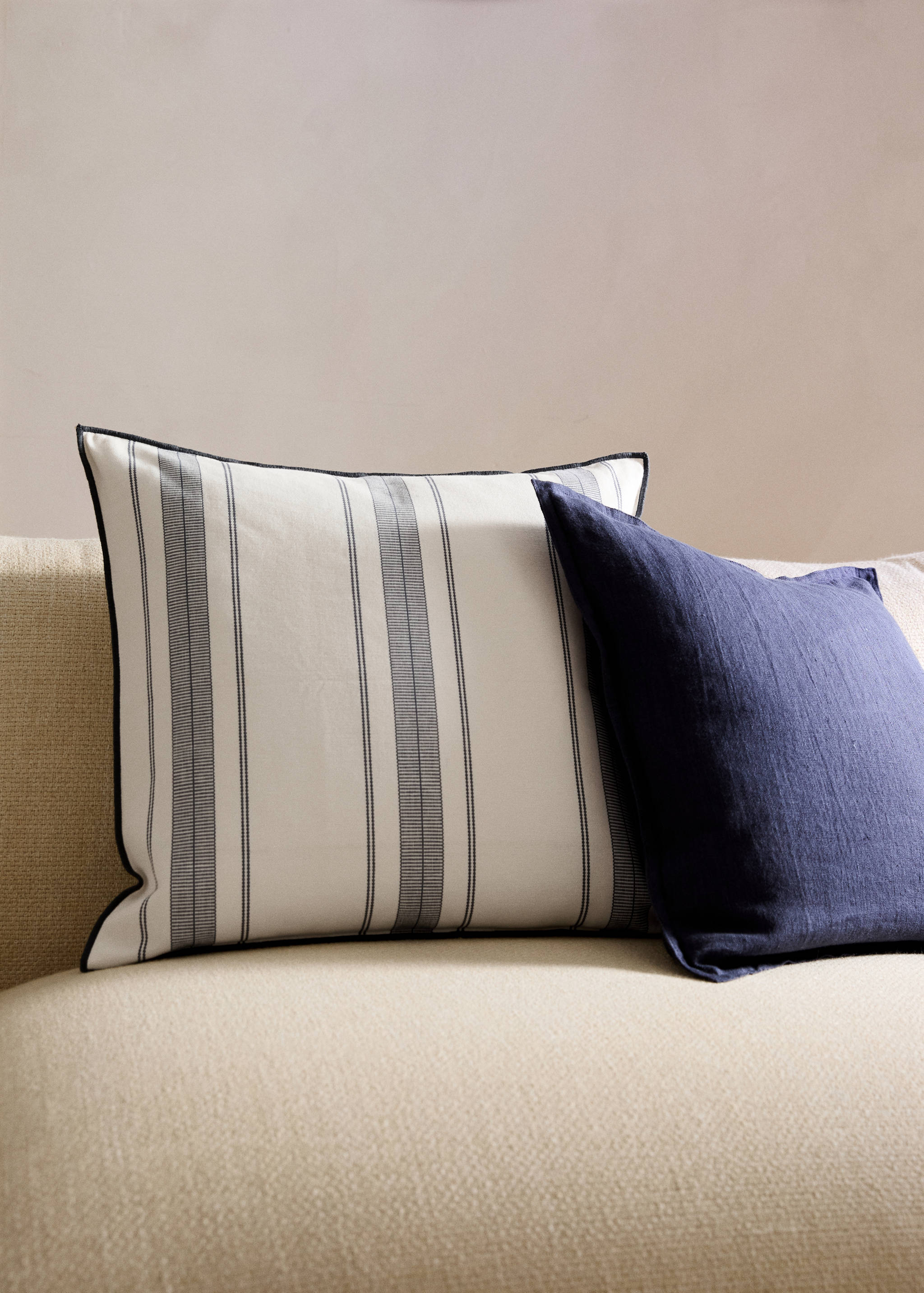Cushion cover with stripe design and overlock finish 50x50 cm - General plane