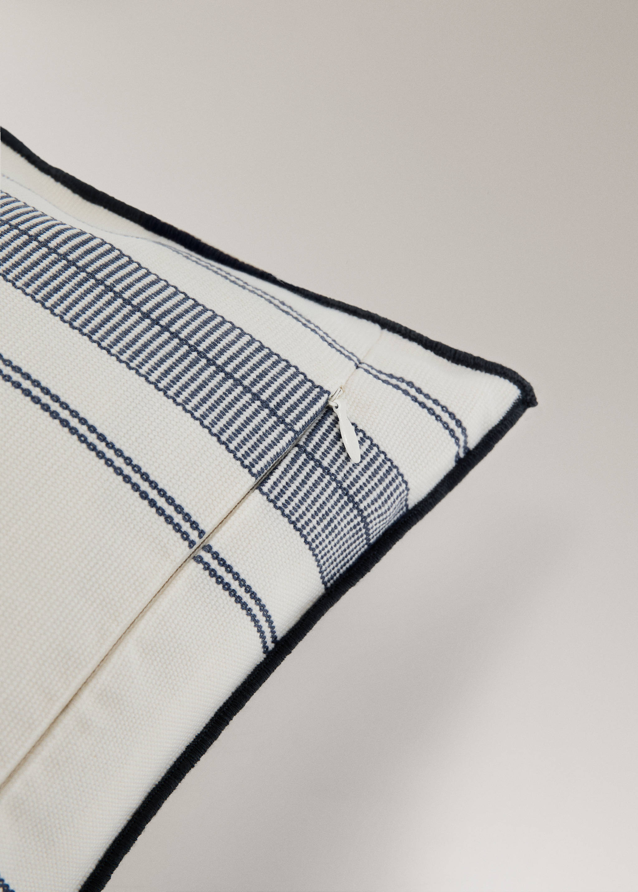 Cushion cover with stripe design and overlock finish 50x50 cm - Details of the article 2