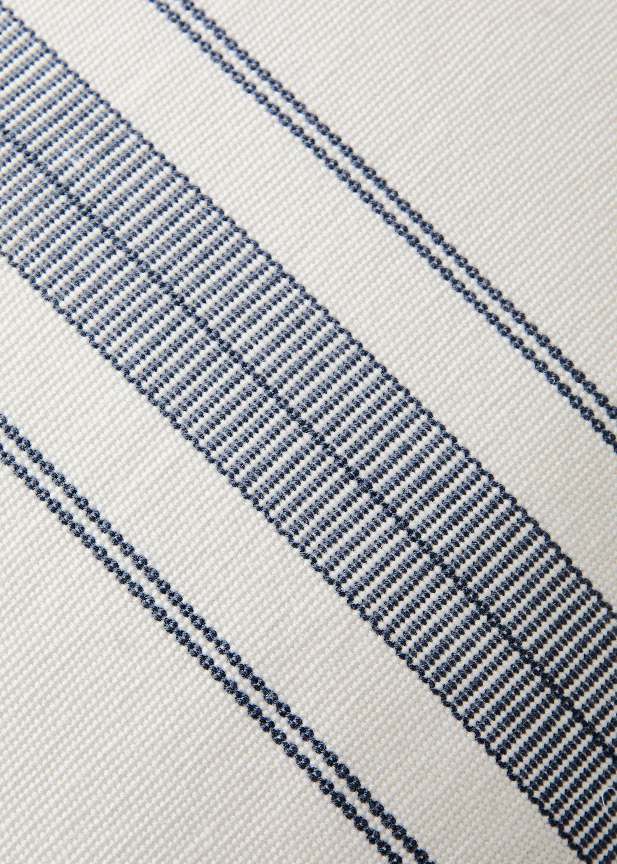Cushion cover with stripe design and overlock finish 50x50 cm - Details of the article 3