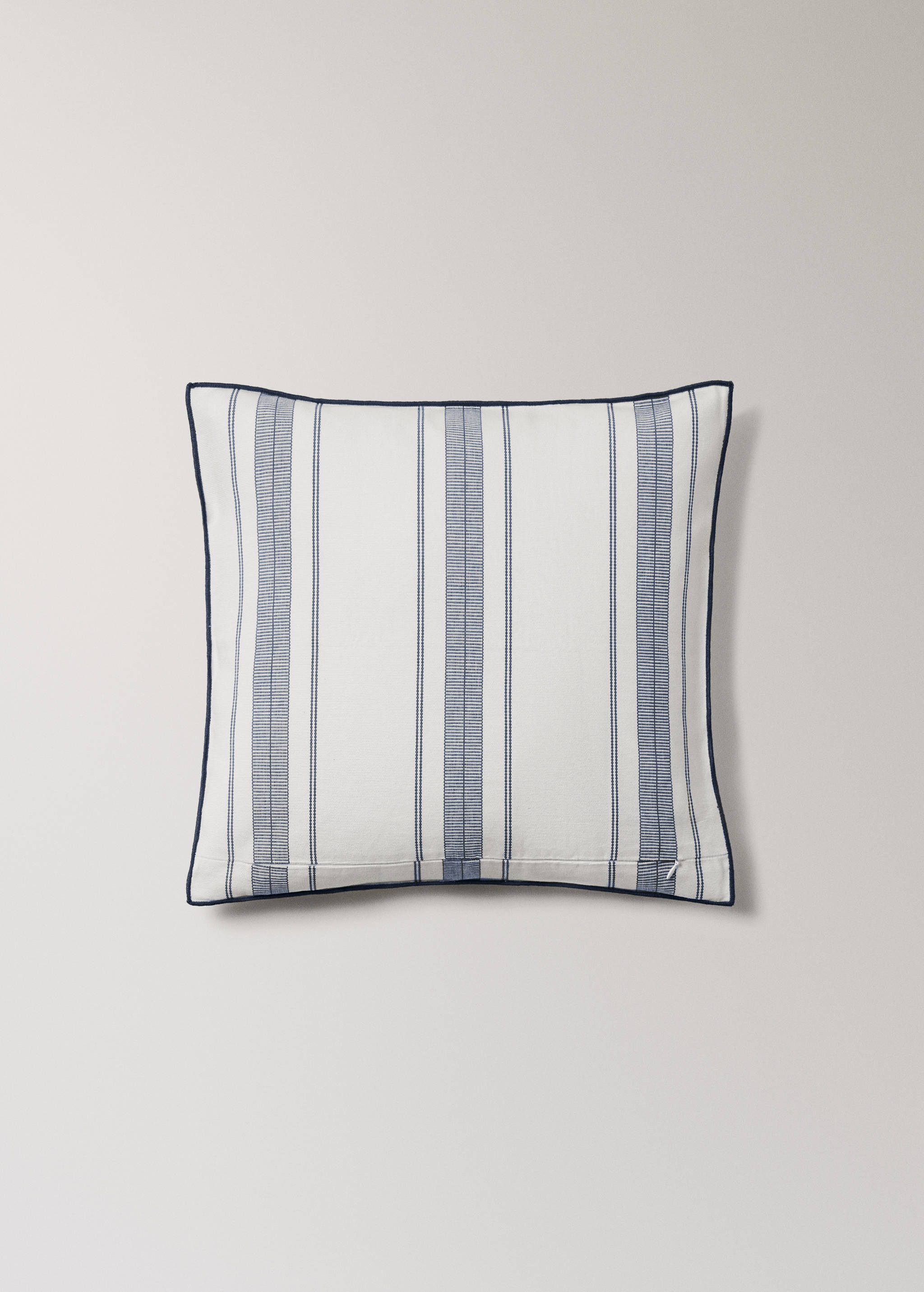 Cushion cover with stripe design and overlock finish 50x50 cm - Details of the article 4