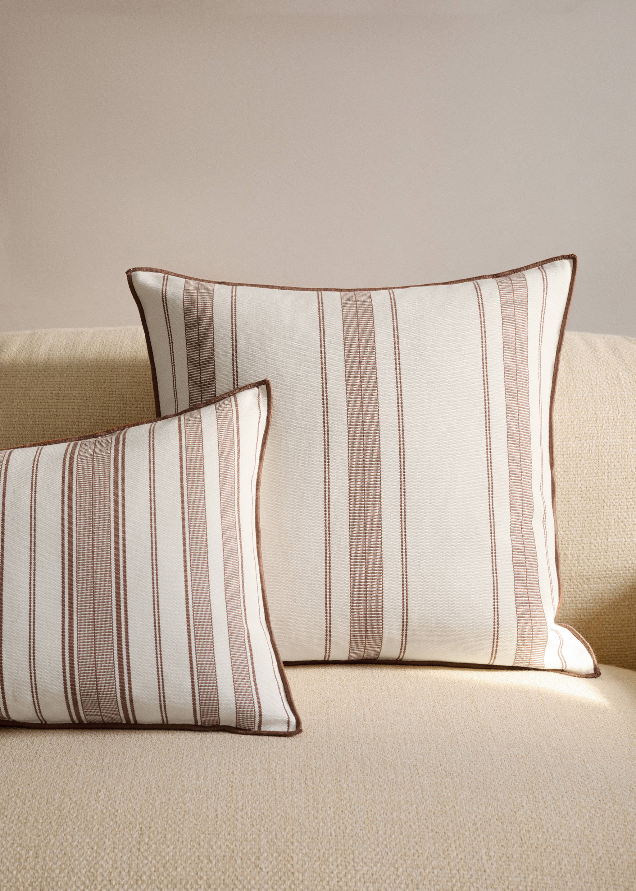 Cushion cover with stripe design and overlock finish 50x50 cm - General plane