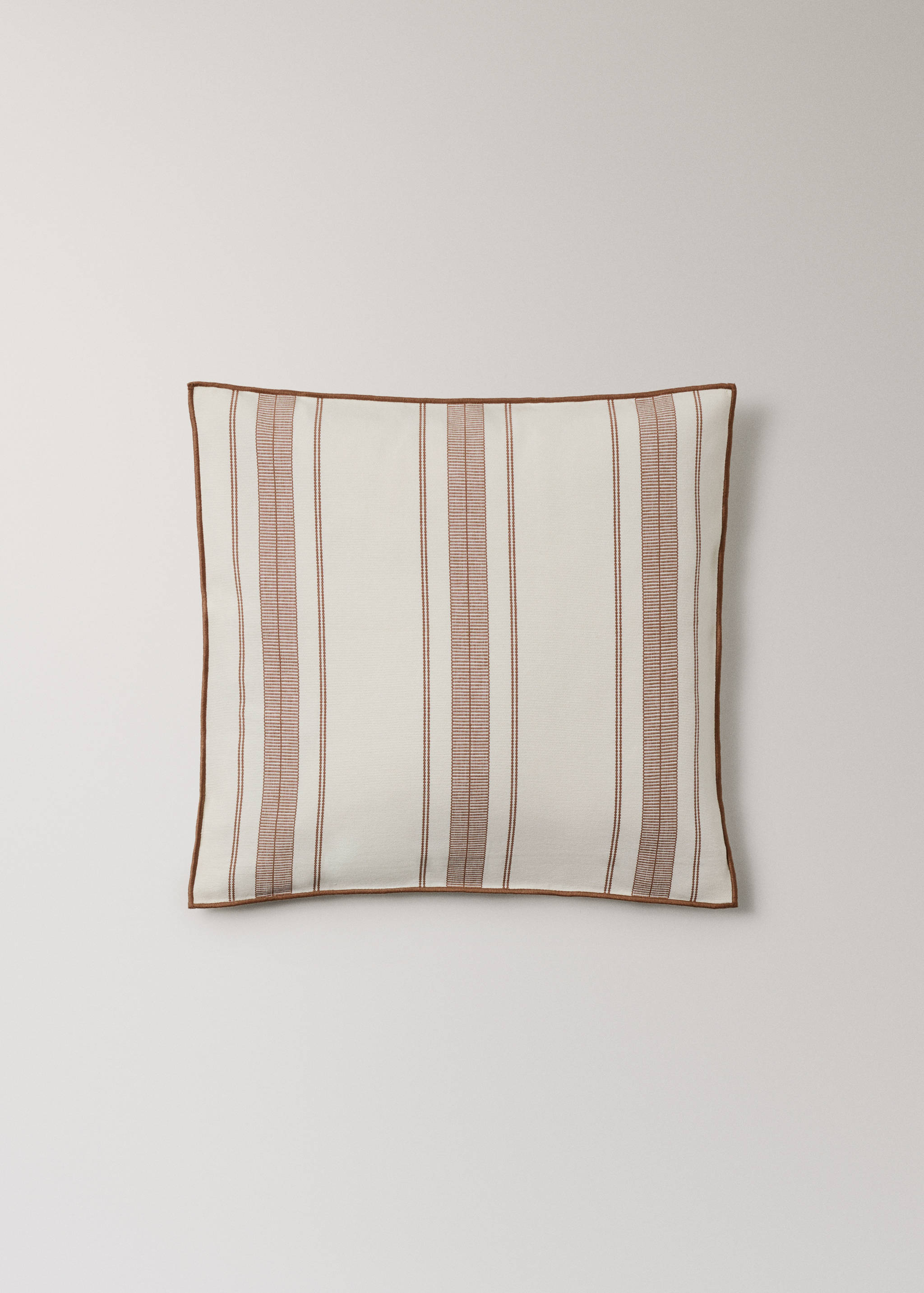 Cushion cover with stripe design and overlock finish 50x50 cm - Article without model