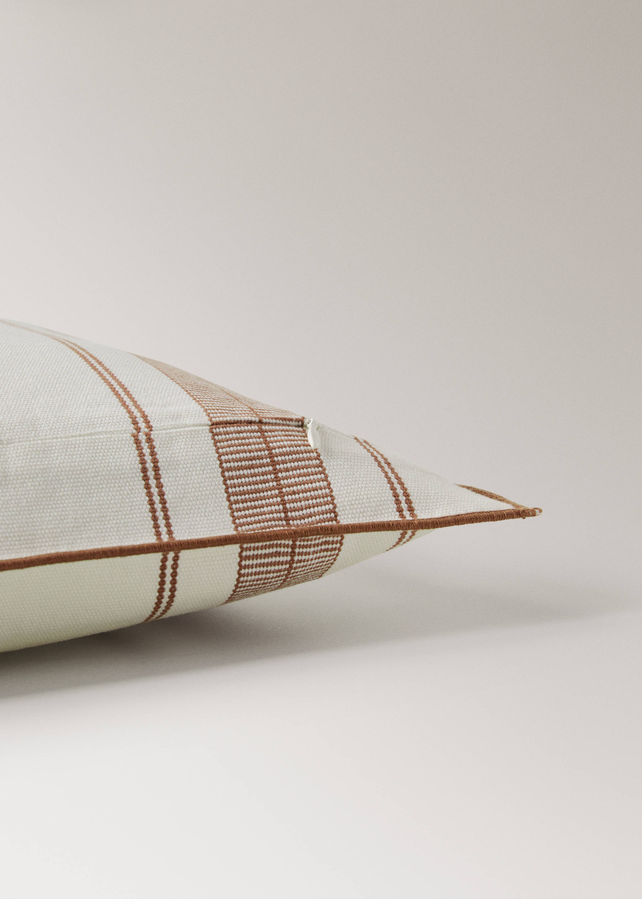 Cushion cover with stripe design and overlock finish 50x50 cm - Details of the article 2