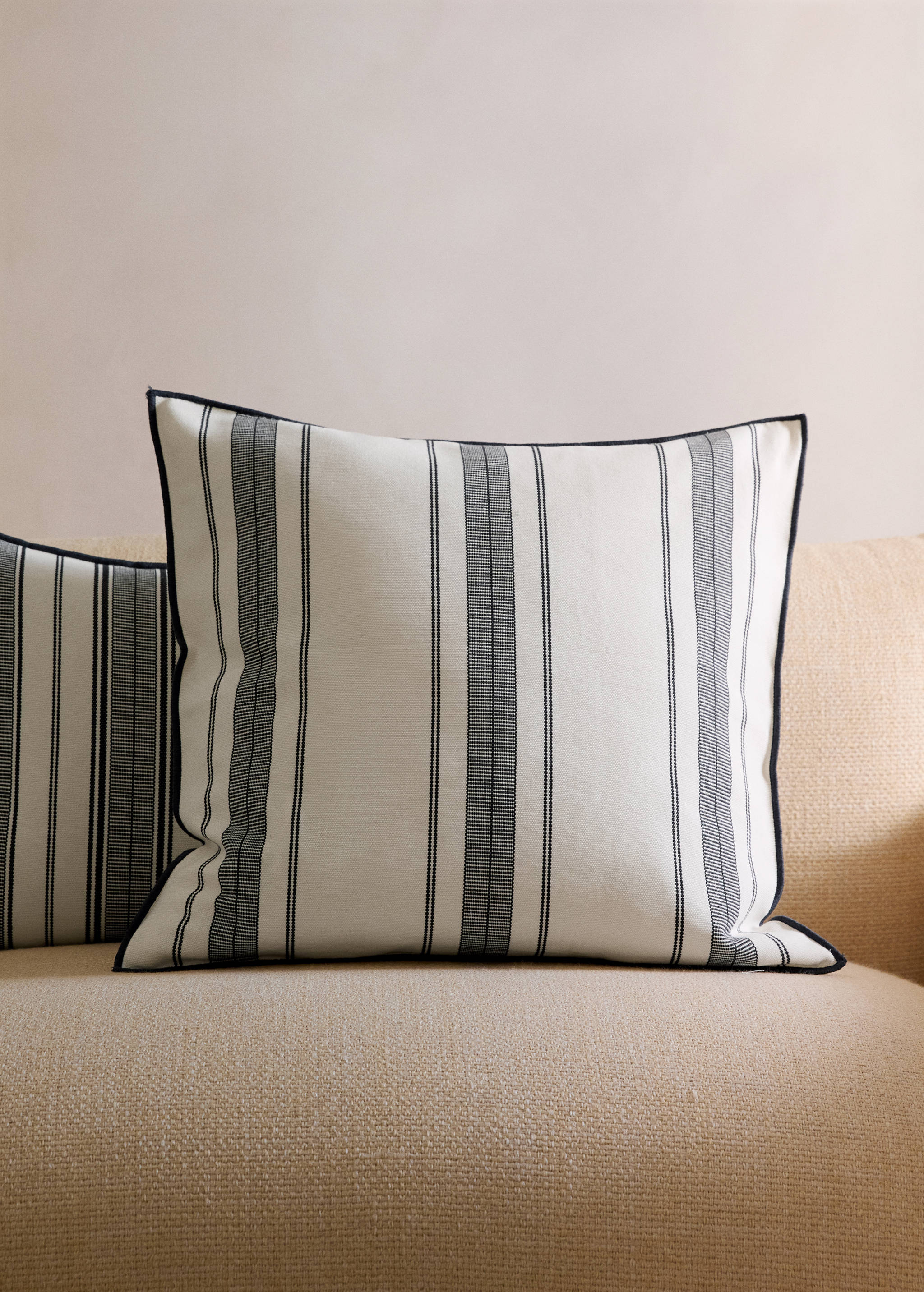Cushion cover with stripe design and overlock finish 50x50 cm - General plane