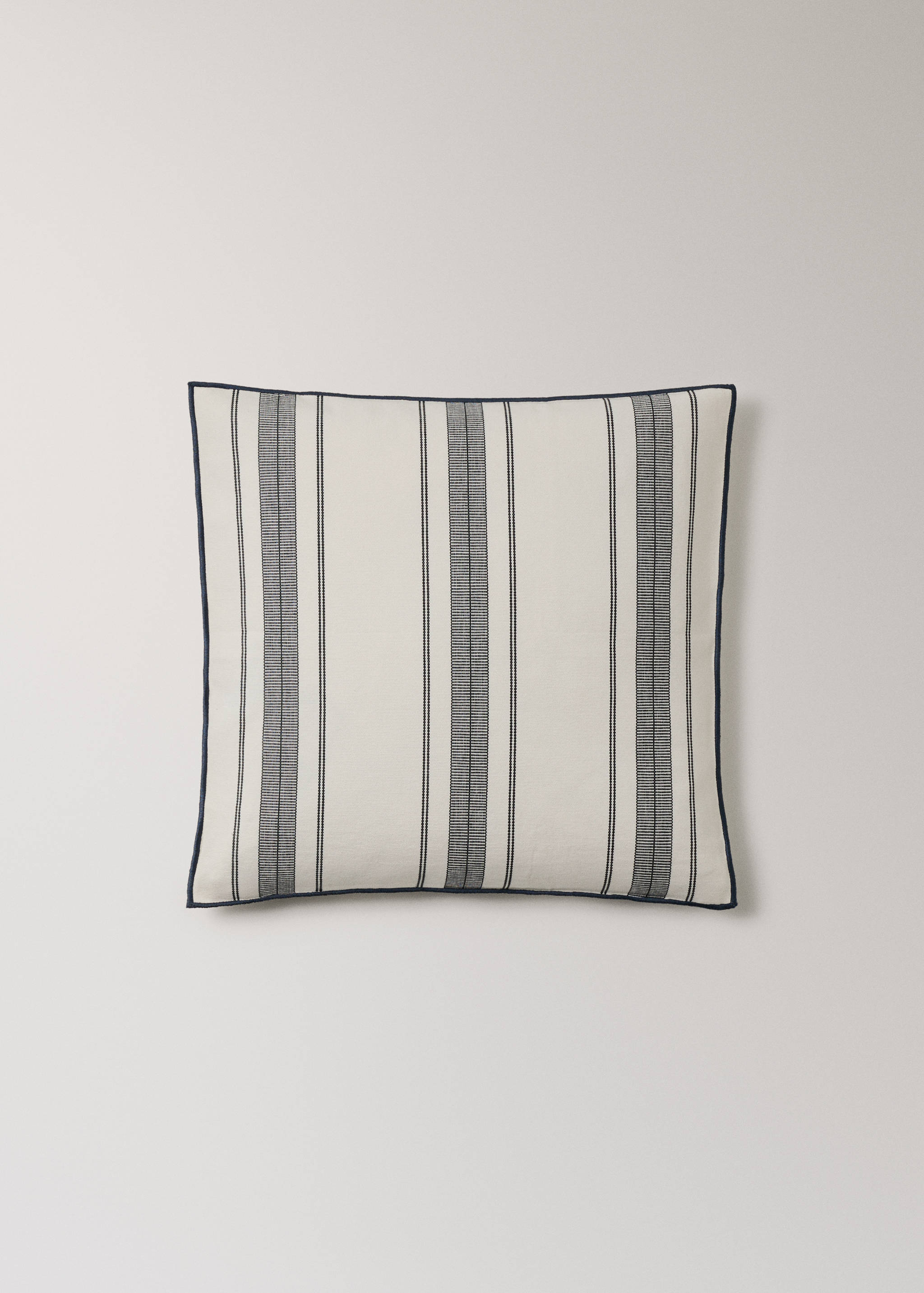 Cushion cover with stripe design and overlock finish 50x50 cm - Article without model