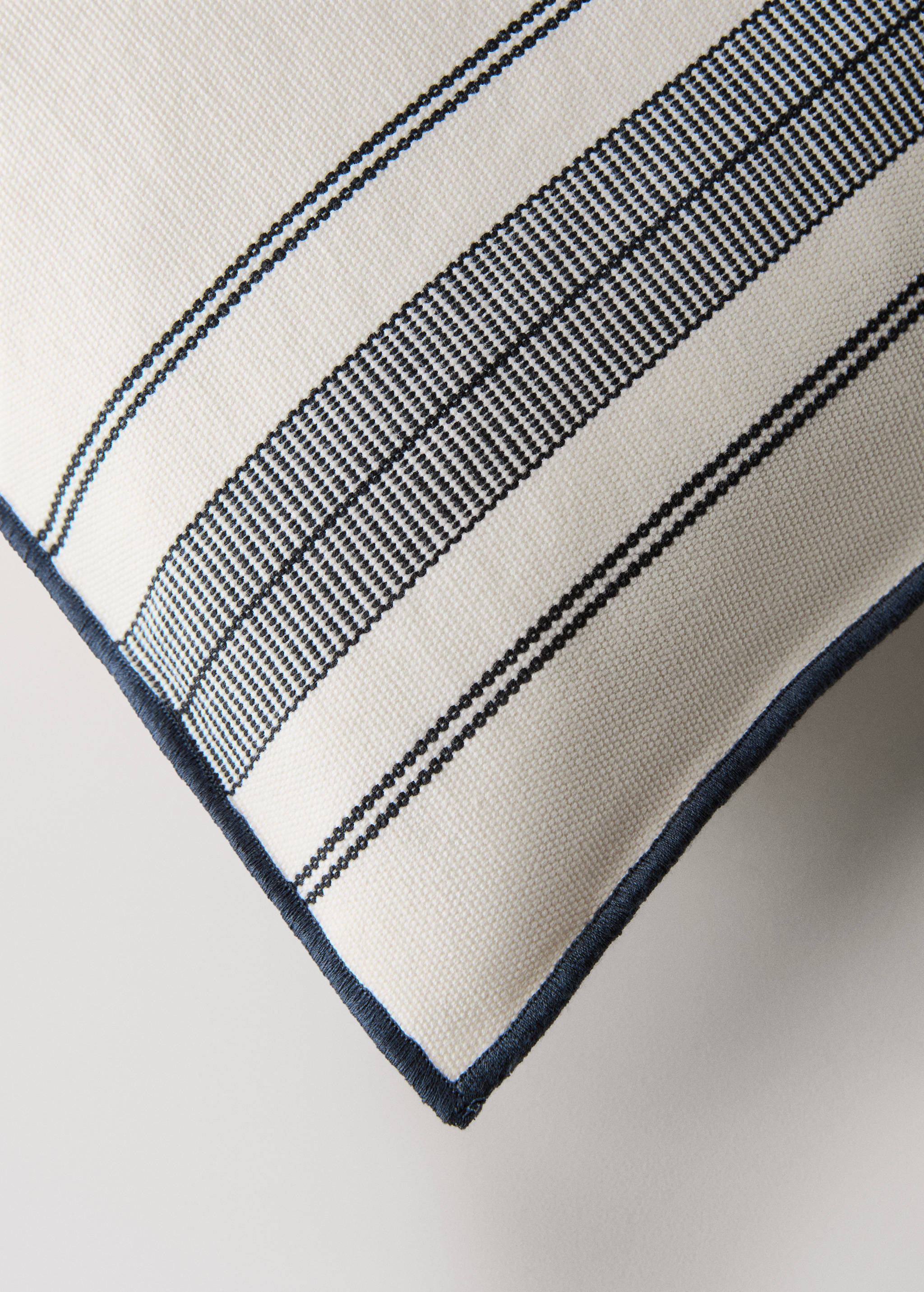 Cushion cover with stripe design and overlock finish 50x50 cm - Details of the article 1