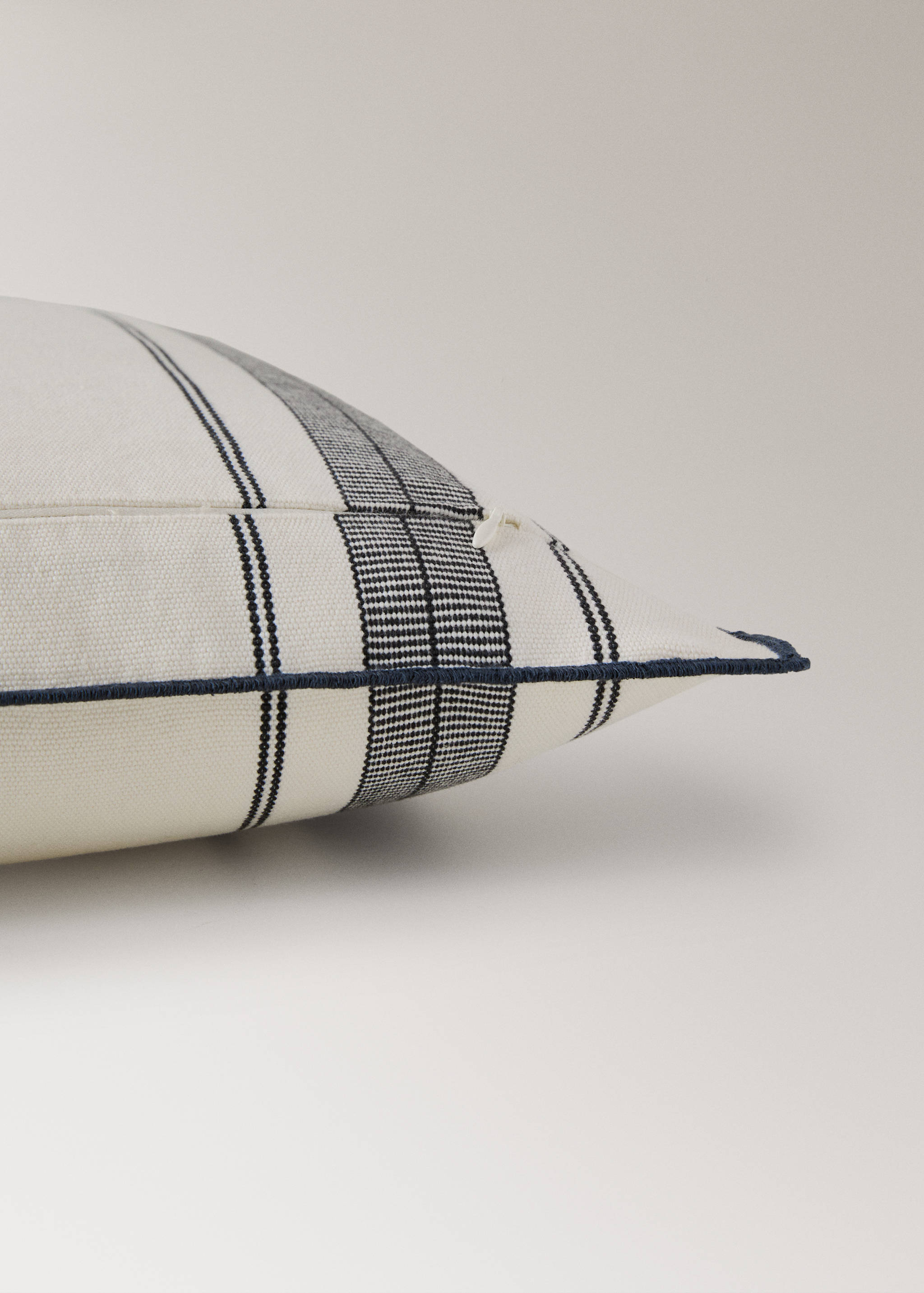 Cushion cover with stripe design and overlock finish 50x50 cm - Details of the article 2