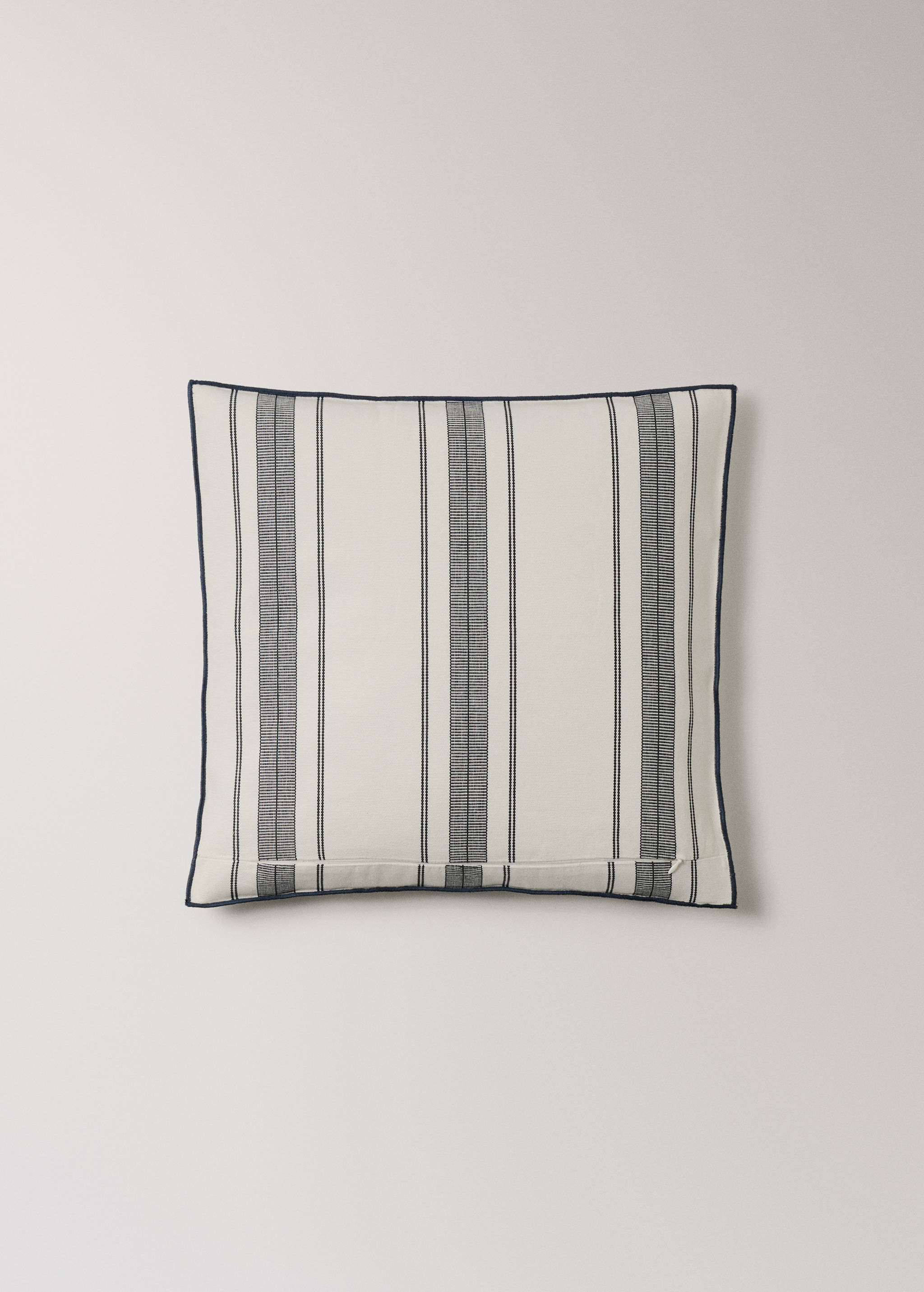 Cushion cover with stripe design and overlock finish 50x50 cm - Details of the article 4
