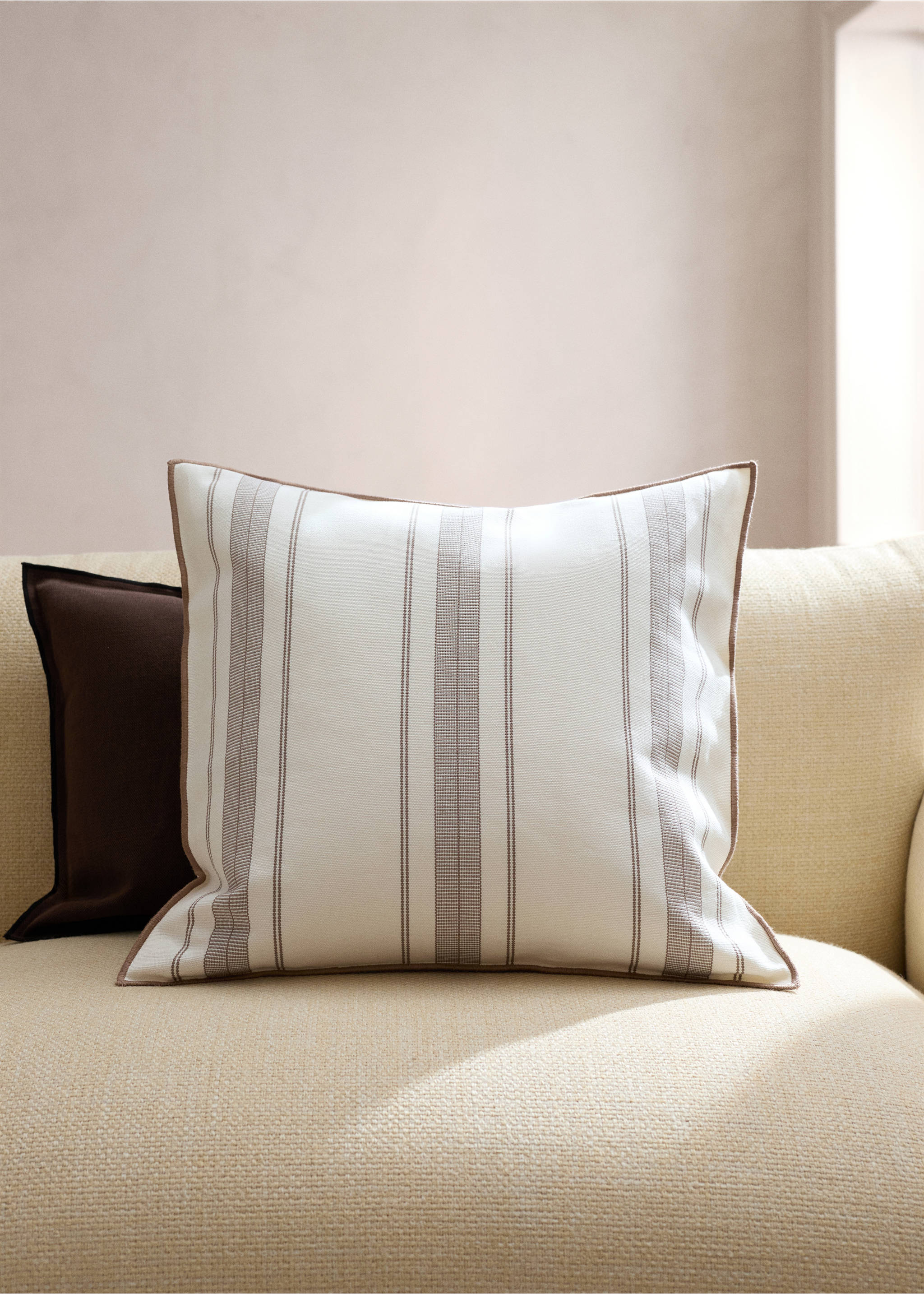 Kissenbezug mit Streifenmuster und Overlock-Verarbeitung, 50 x 50 cm - Allgemeine Ansicht, Hellbraun/Pastellbraun. Ref: 27042926-00.