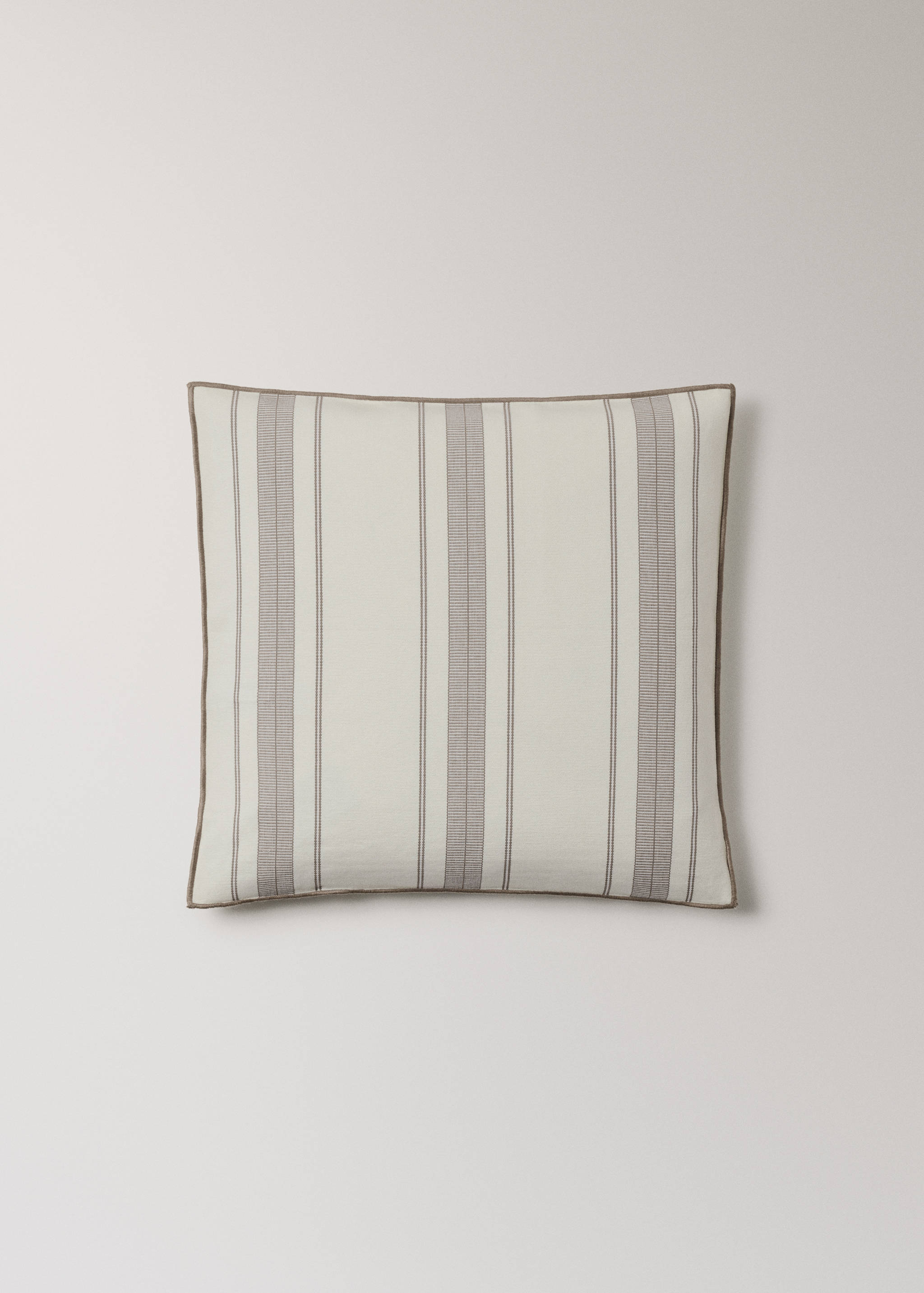 Kissenbezug mit Streifenmuster und Overlock-Verarbeitung, 50 x 50 cm - Artikel ohne Model
