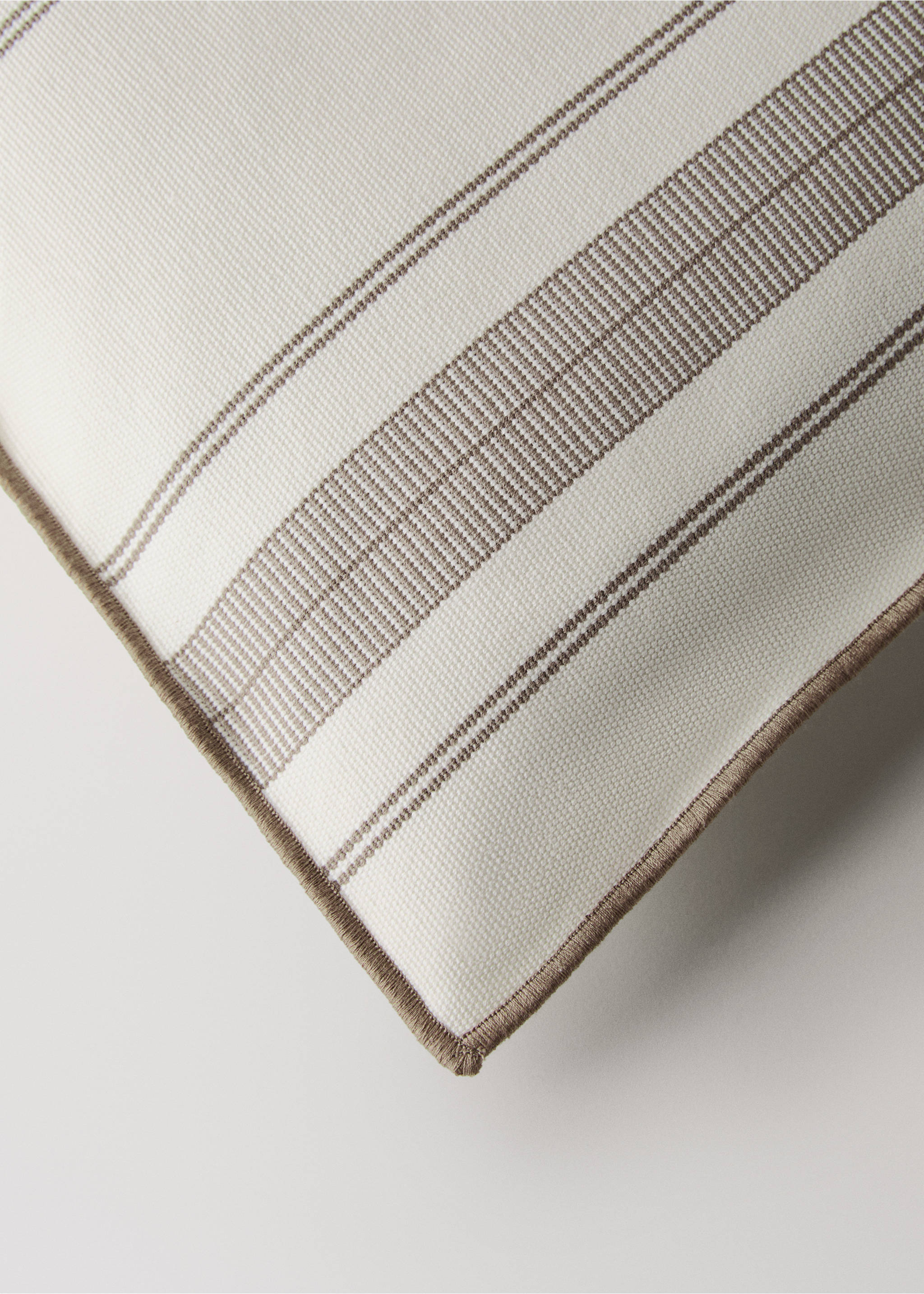 Kissenbezug mit Streifenmuster und Overlock-Verarbeitung, 50 x 50 cm - Detail des Artikels 1, Hellbraun/Pastellbraun. Ref: 27042926-00.