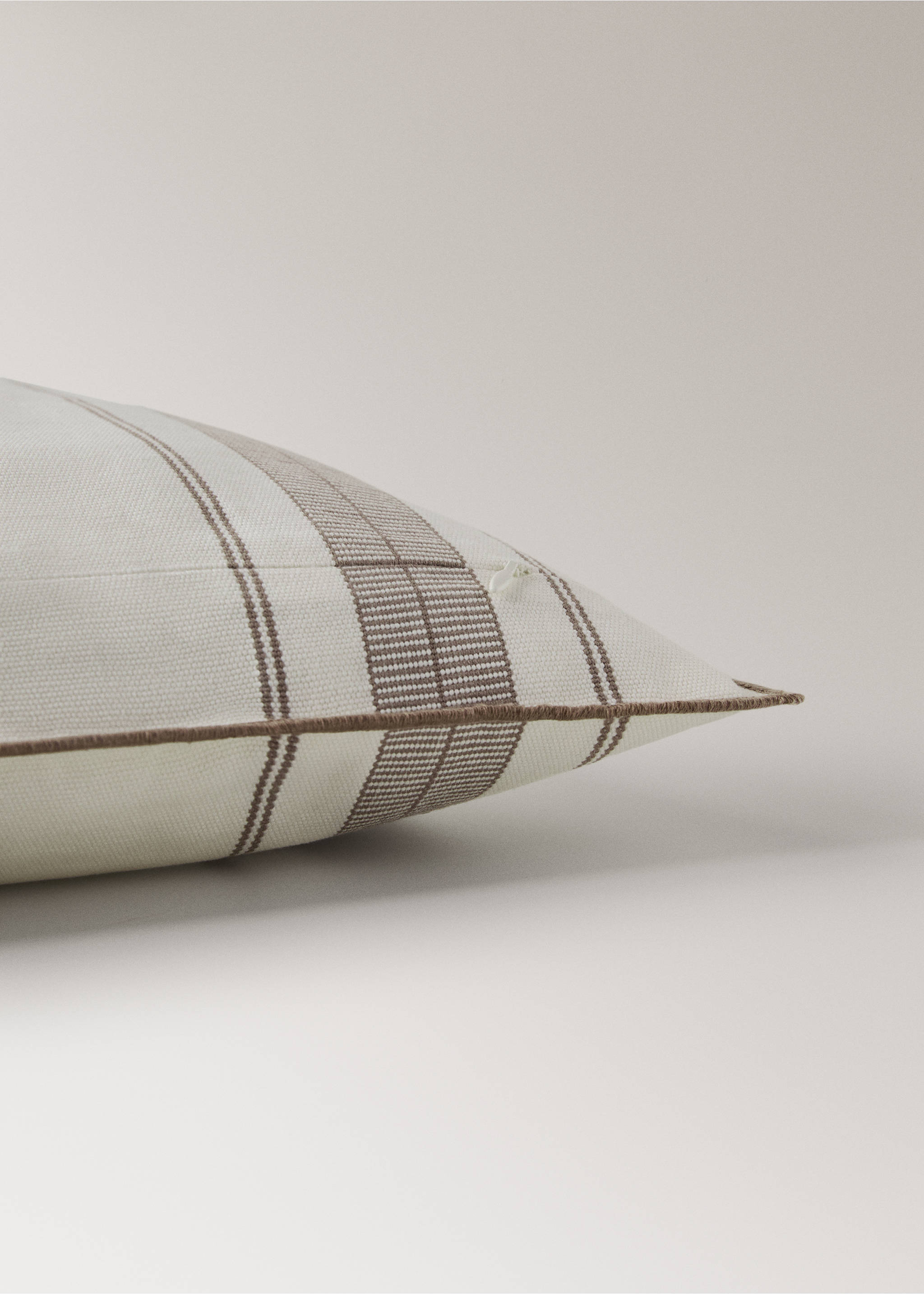 Kissenbezug mit Streifenmuster und Overlock-Verarbeitung, 50 x 50 cm - Detail des Artikels 2, Hellbraun/Pastellbraun. Ref: 27042926-00.