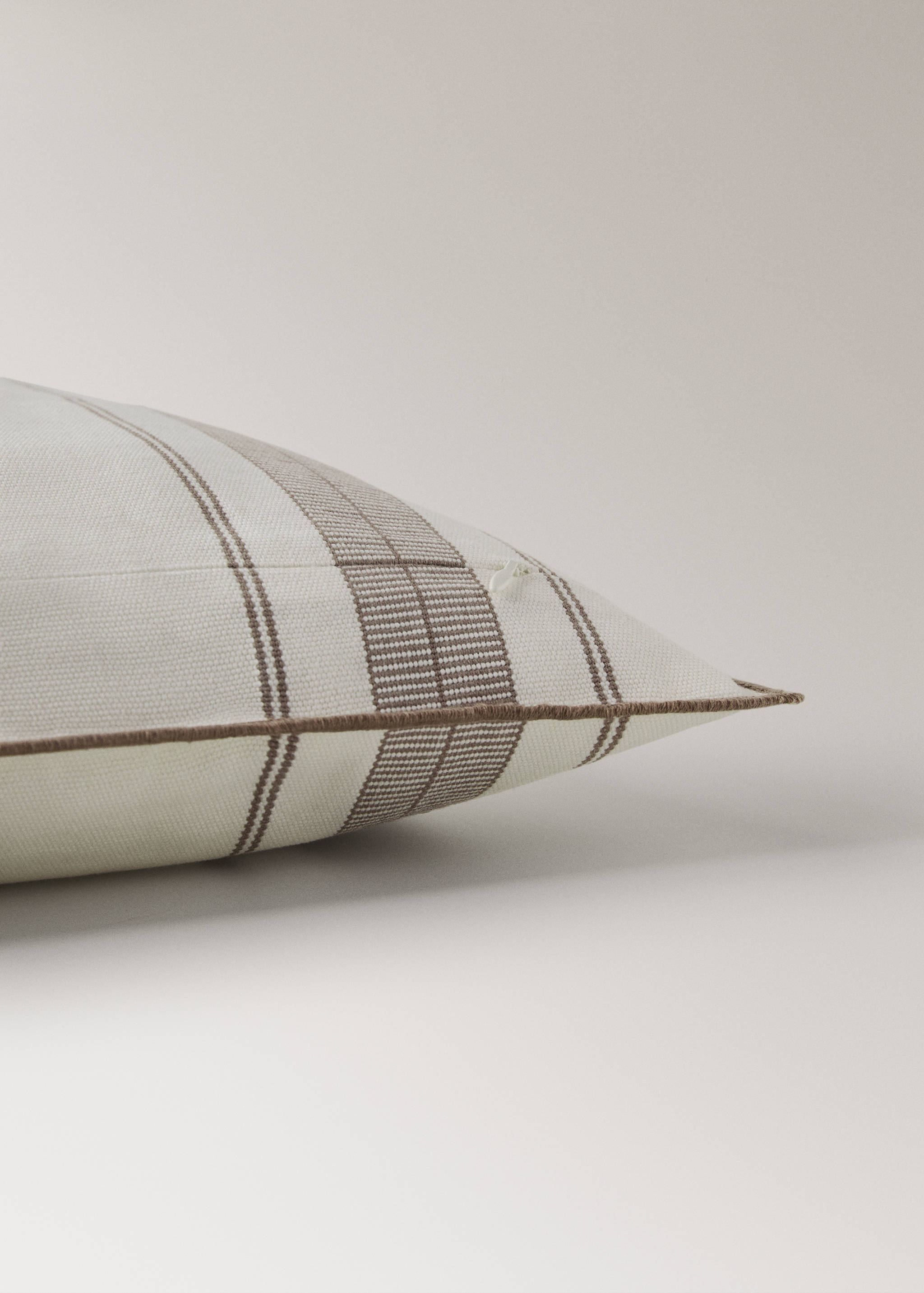 Kissenbezug mit Streifenmuster und Overlock-Verarbeitung, 50 x 50 cm - Detail des Artikels 2
