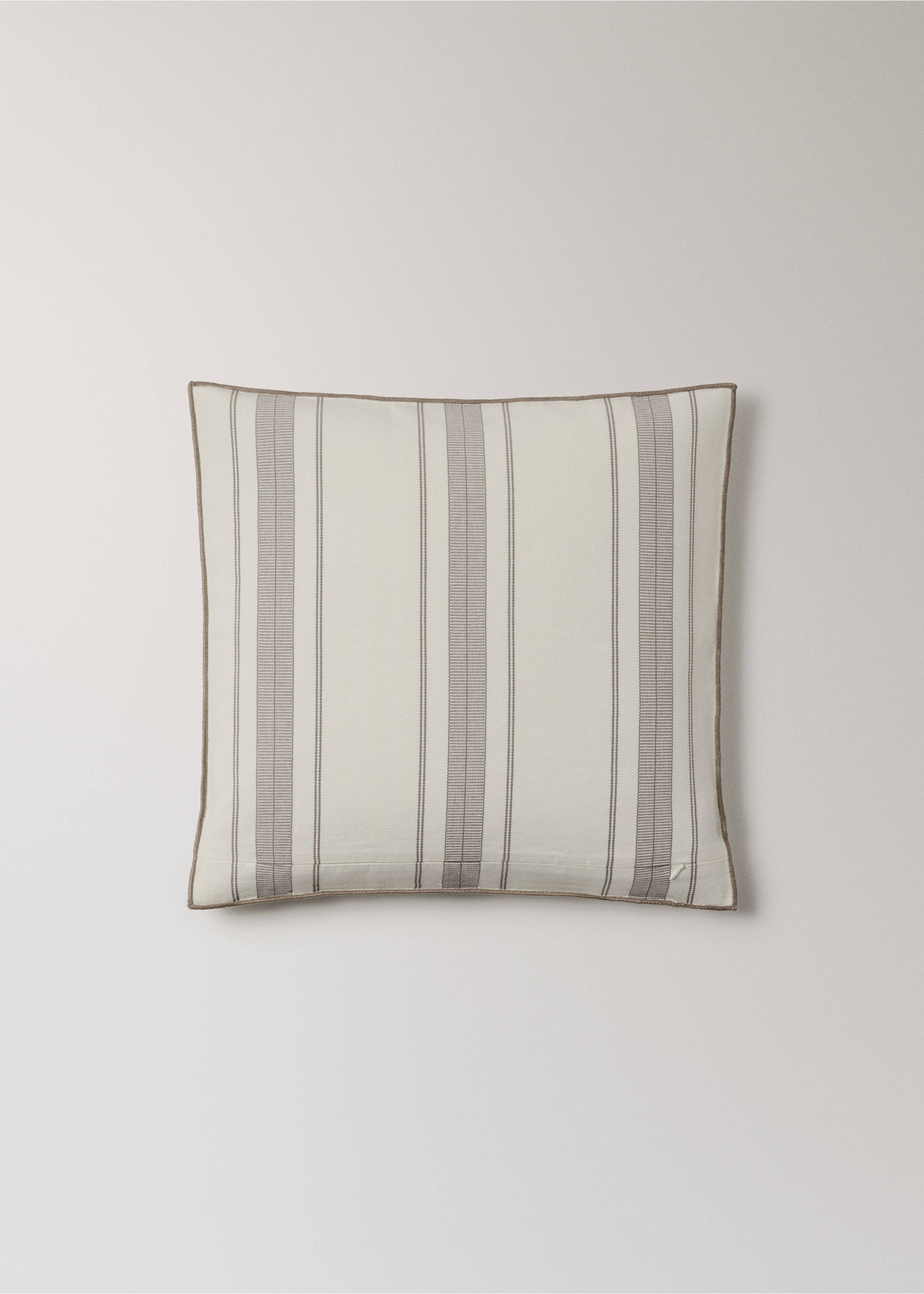Kissenbezug mit Streifenmuster und Overlock-Verarbeitung, 50 x 50 cm - Detail des Artikels 4, Hellbraun/Pastellbraun. Ref: 27042926-00.