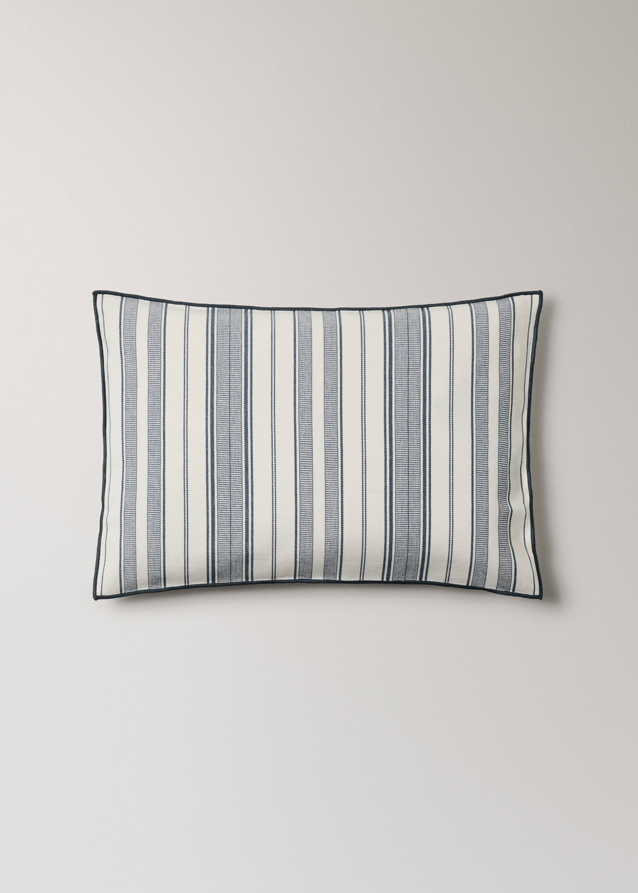 Cushion cover with stripe design and overlock finish 40x60 cm - Article without model