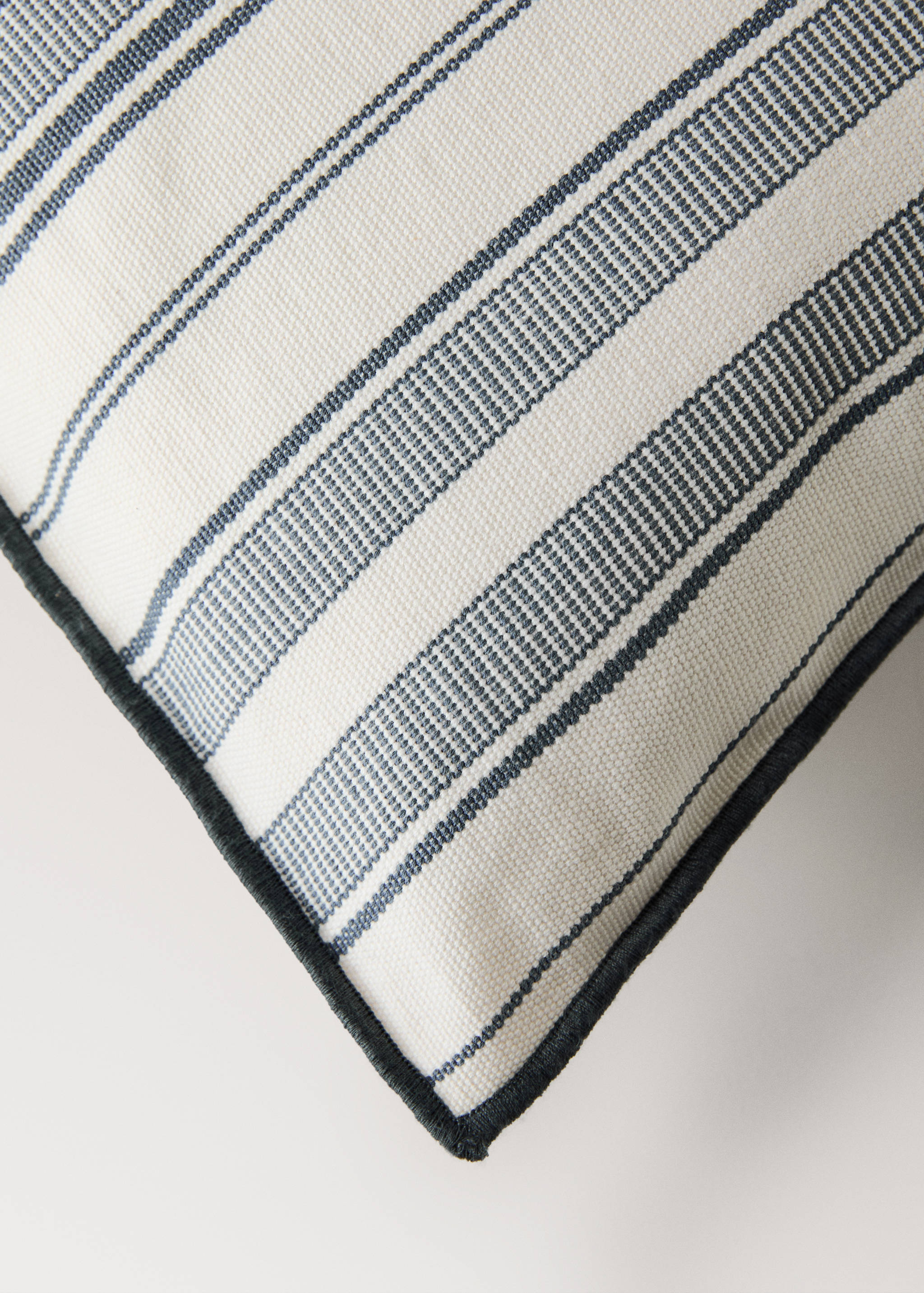 Cushion cover with stripe design and overlock finish 40x60 cm - Details of the article 1