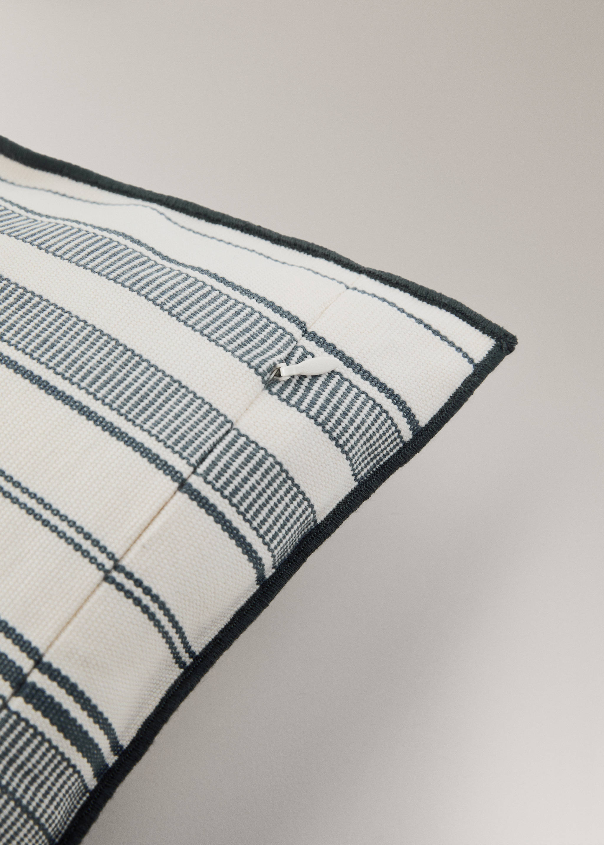 Cushion cover with stripe design and overlock finish 40x60 cm - Details of the article 3