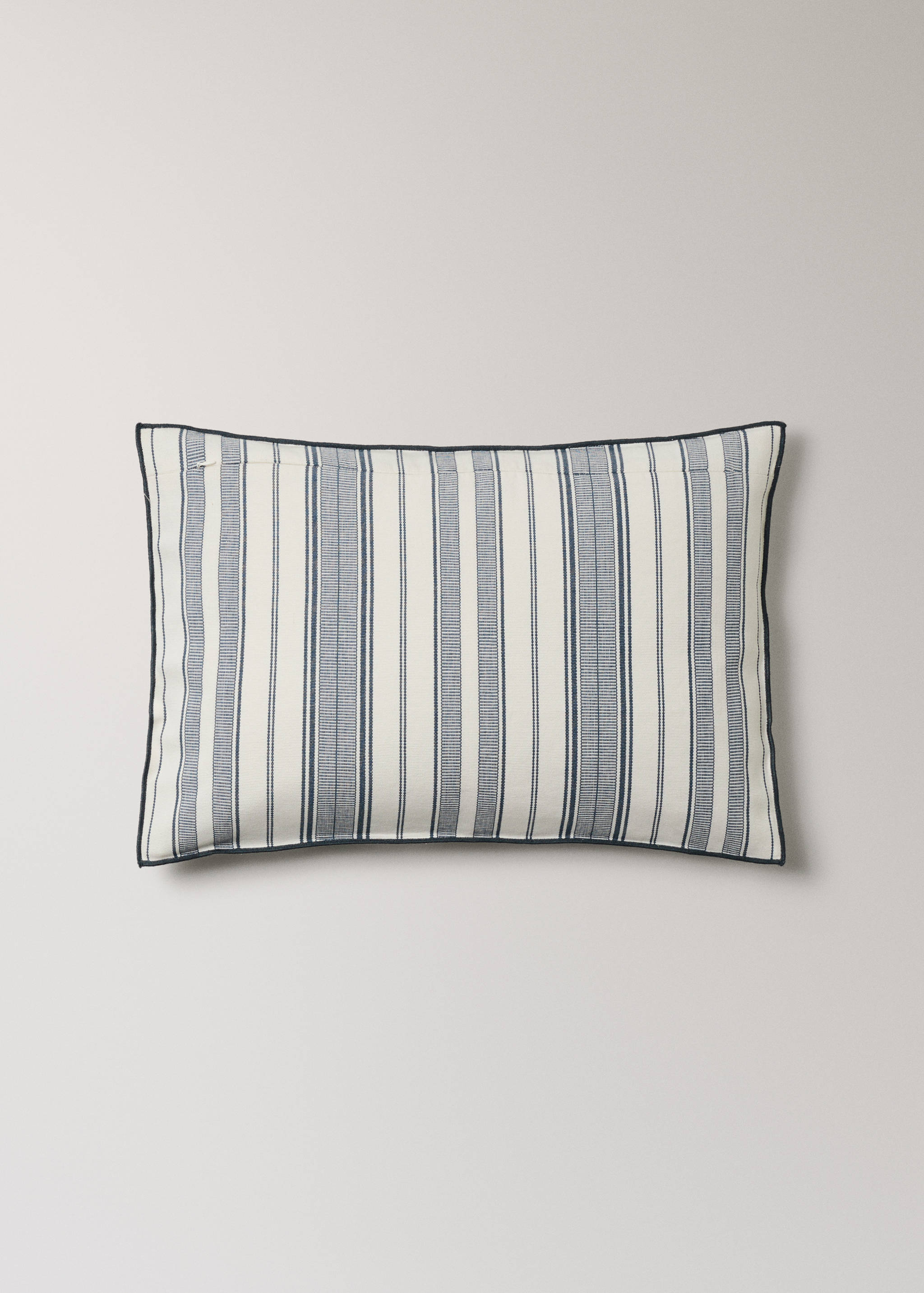 Cushion cover with stripe design and overlock finish 40x60 cm - Details of the article 4