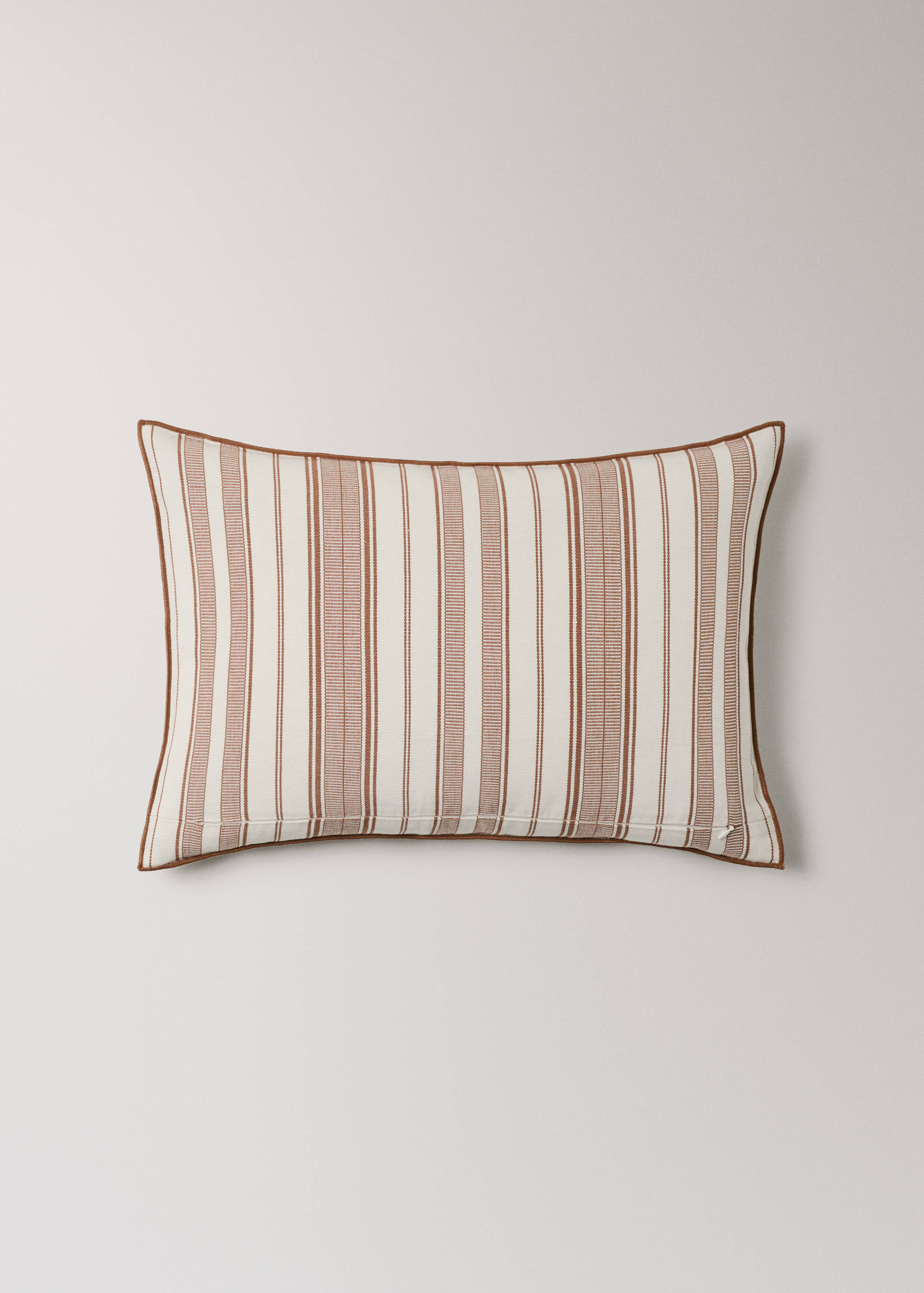 Cushion cover with stripe design and overlock finish 40x60 cm - Details of the article 4