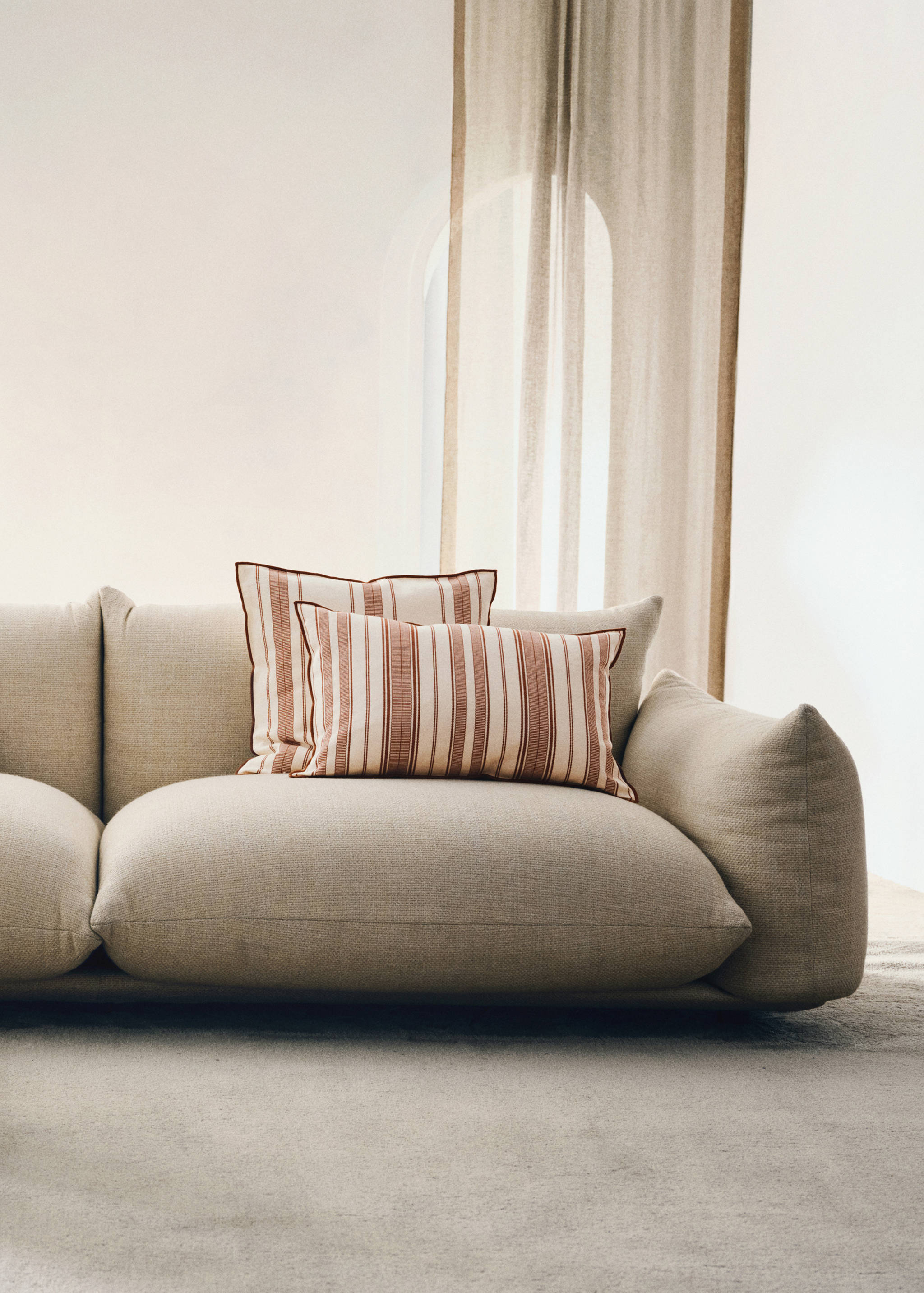 Cushion cover with stripe design and overlock finish 40x60 cm - Details of the article 6