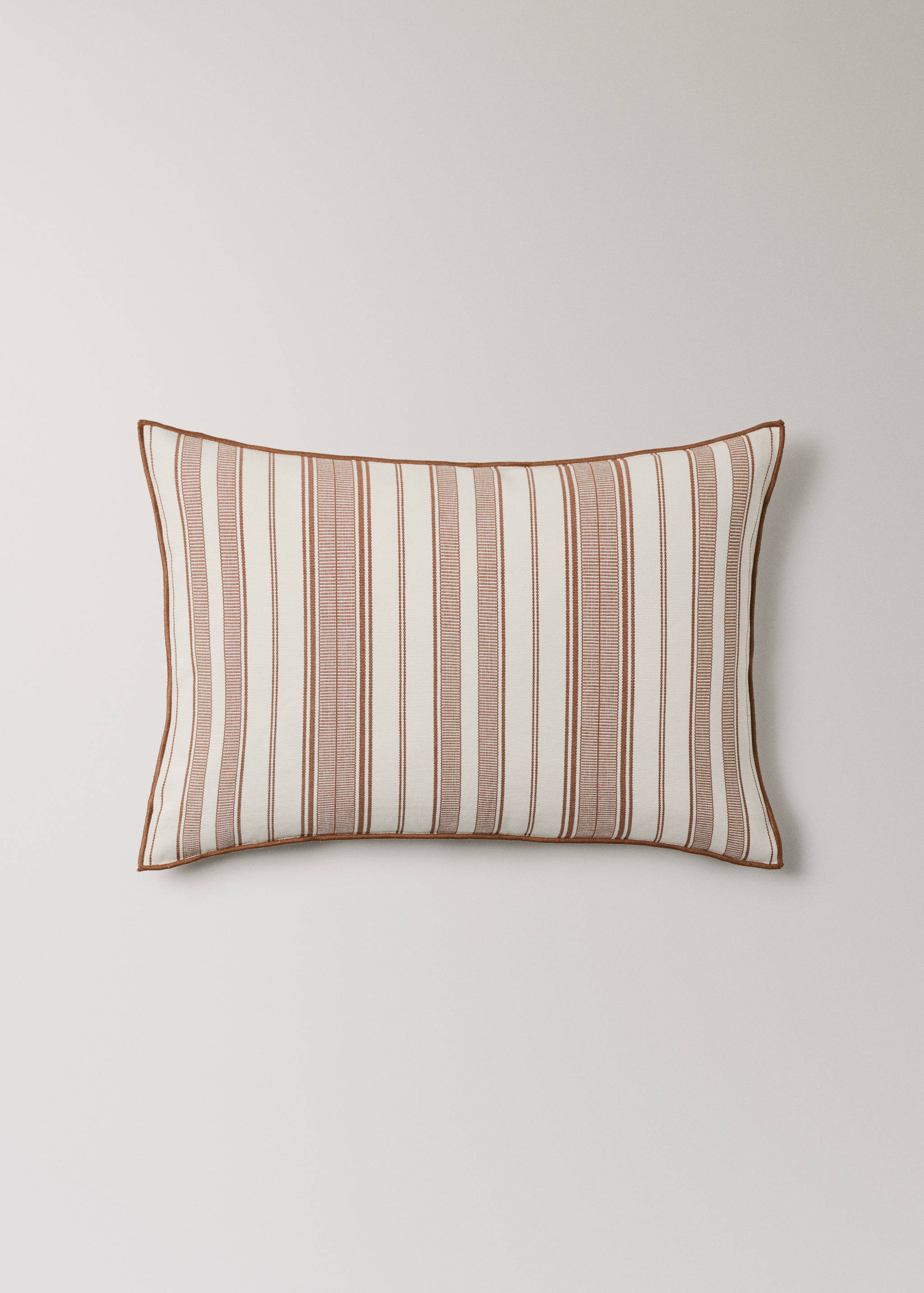 Cushion cover with striped design and overlock finish 40 x 60 cm - Article without model
