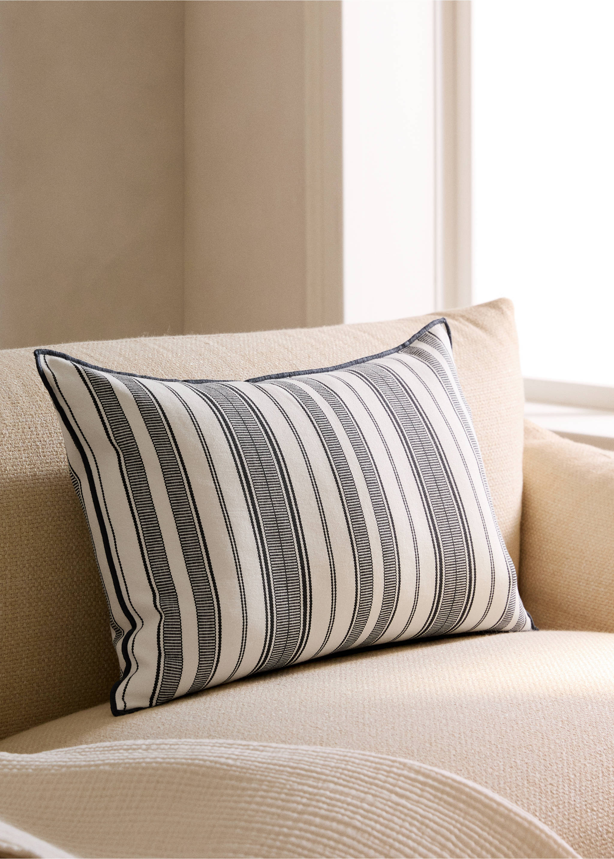 Cushion cover with stripe design and overlock finish 40x60 cm - General plane, Charcoal. Ref: 27042927-00.