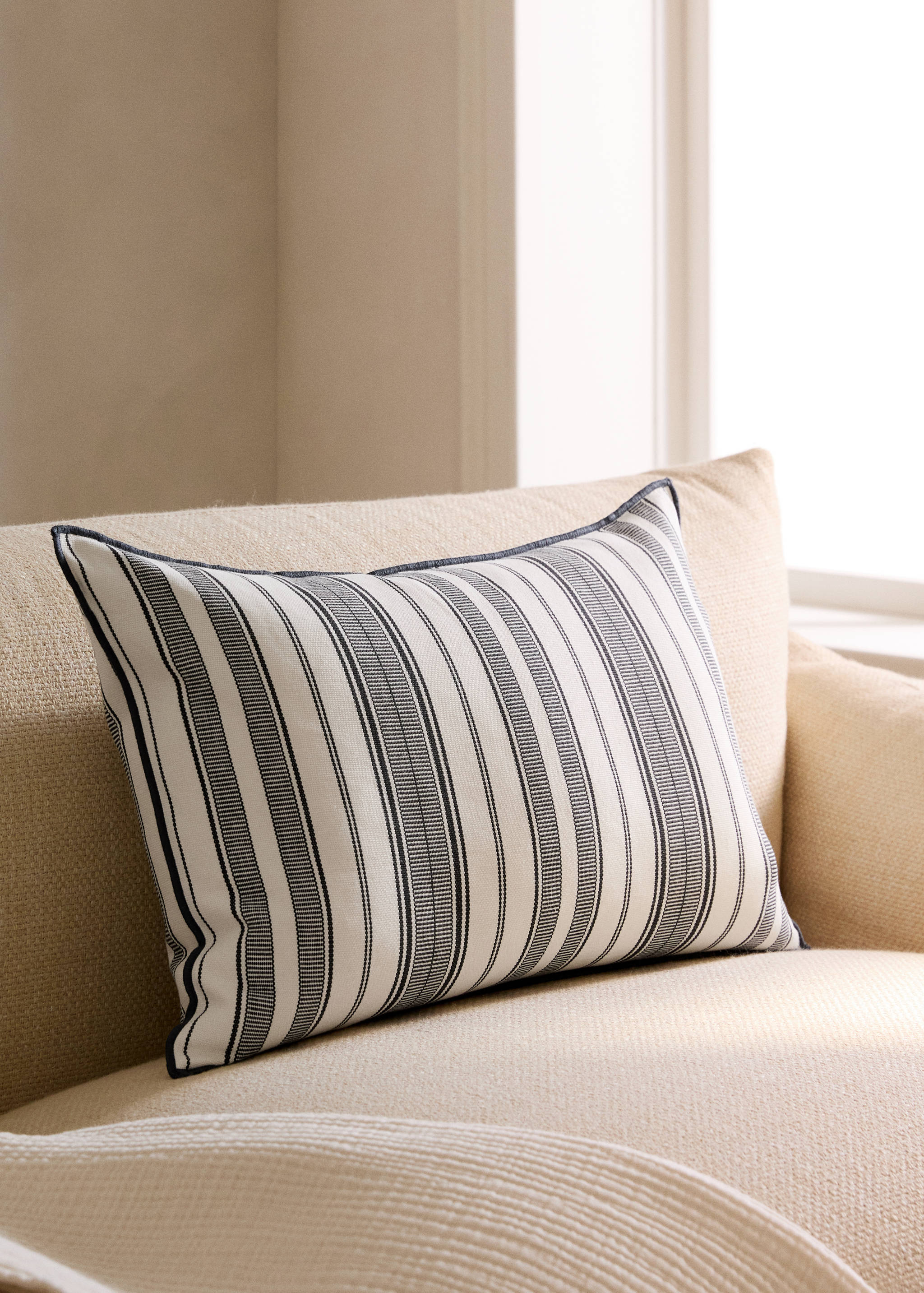 Cushion cover with stripe design and overlock finish 40x60 cm - General plane
