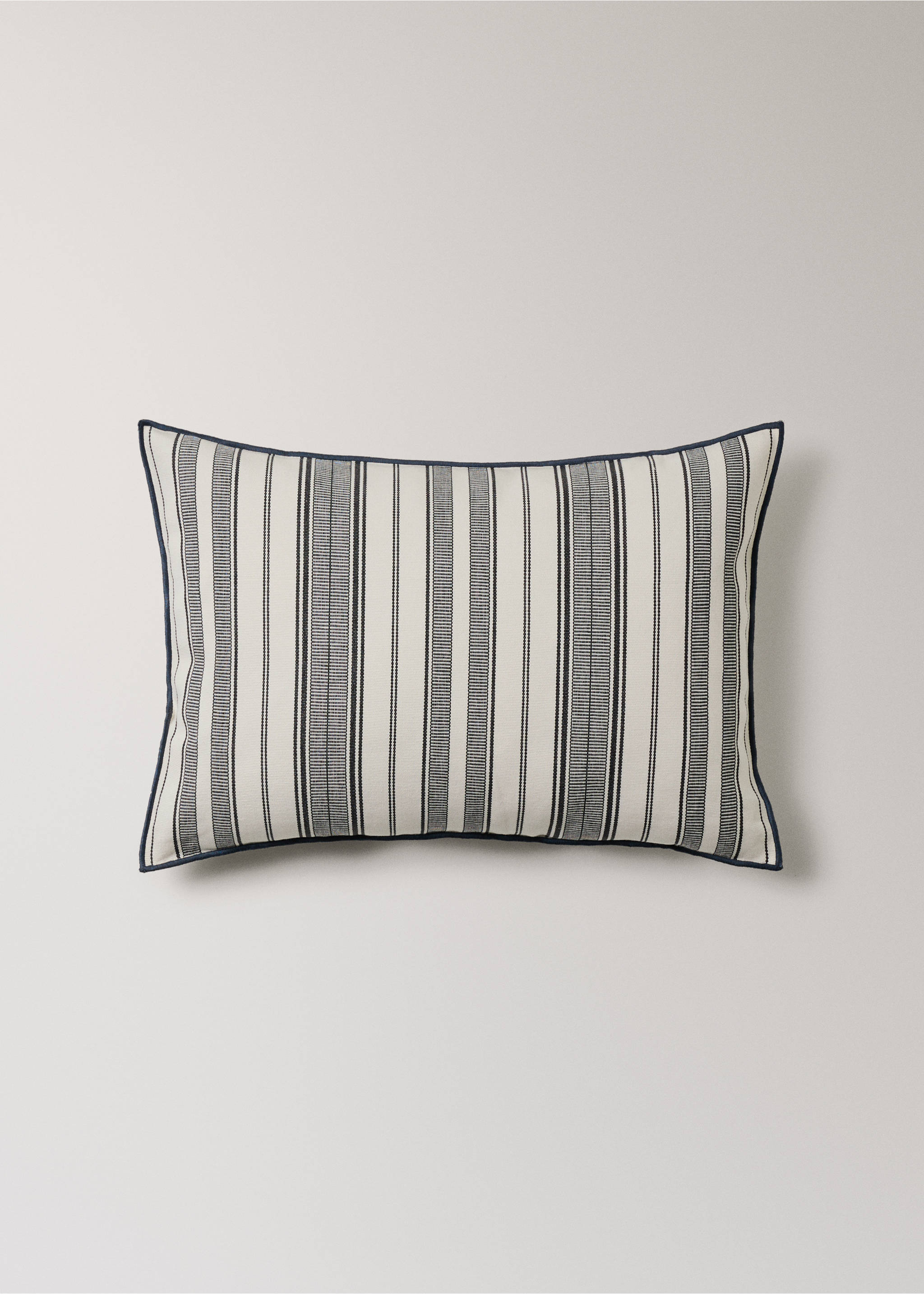 Cushion cover with stripe design and overlock finish 40x60 cm - Article without model, Charcoal. Ref: 27042927-00.