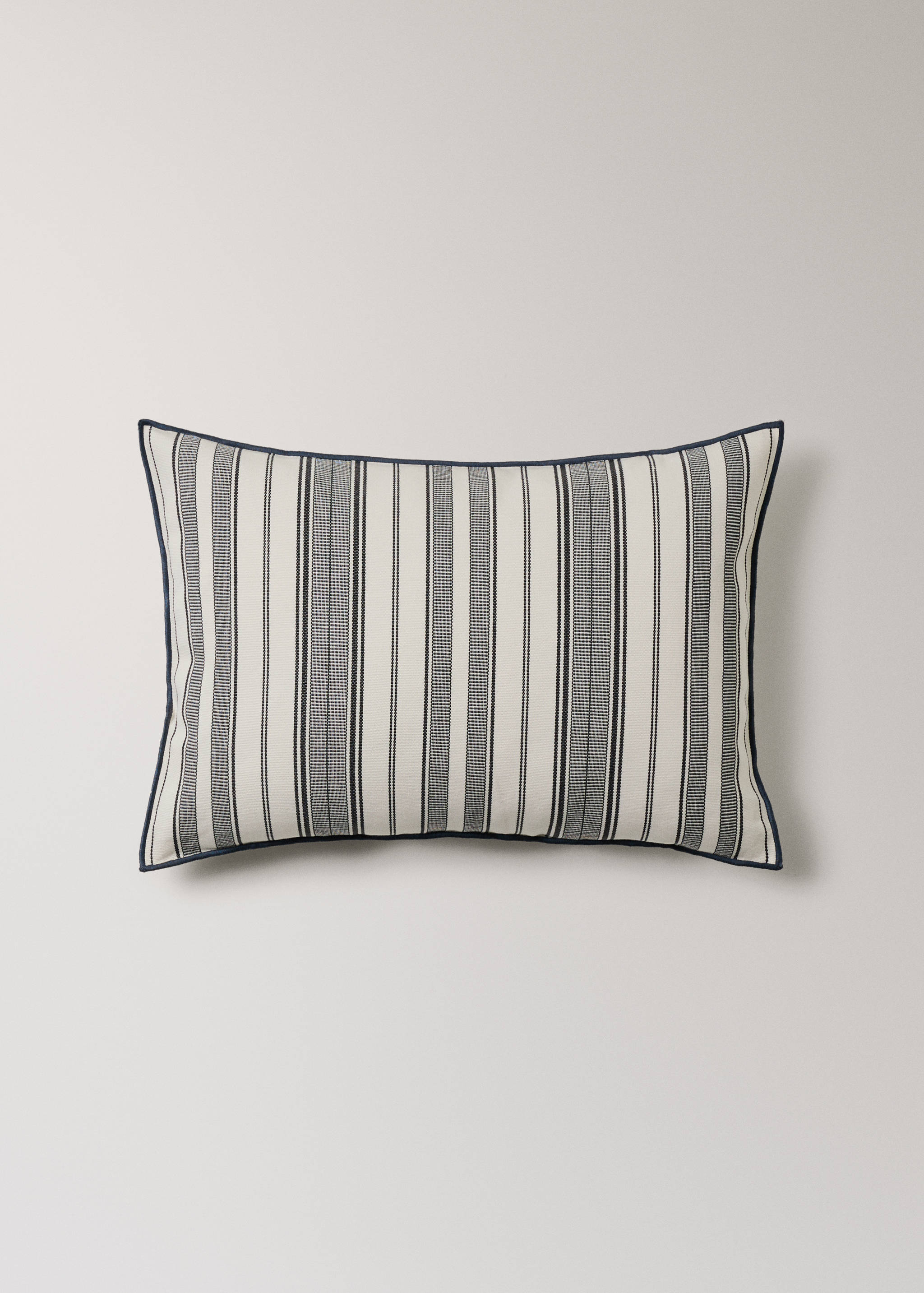 Cushion cover with stripe design and overlock finish 40x60 cm - Article without model