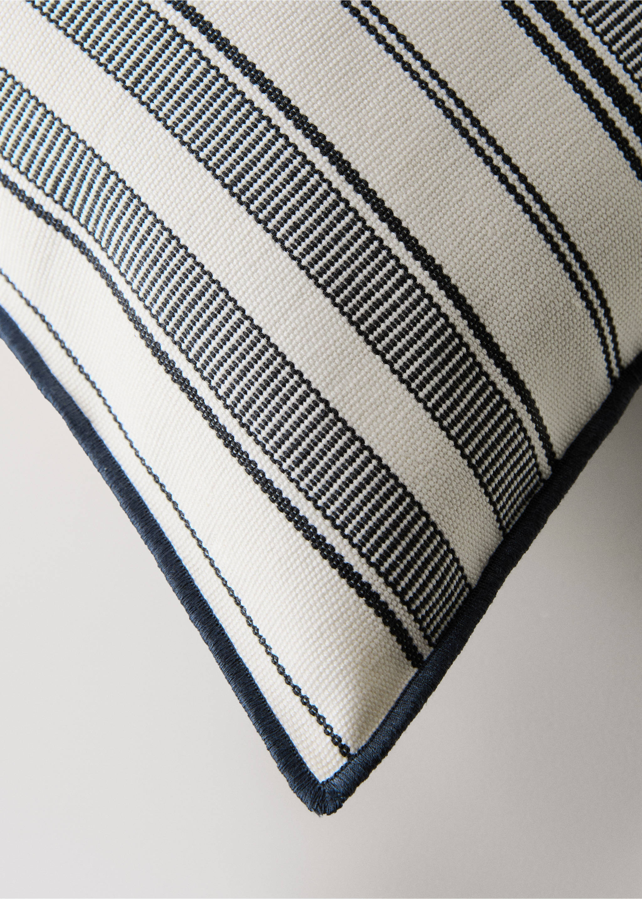 Cushion cover with stripe design and overlock finish 40x60 cm - Details of the article 1, Charcoal. Ref: 27042927-00.