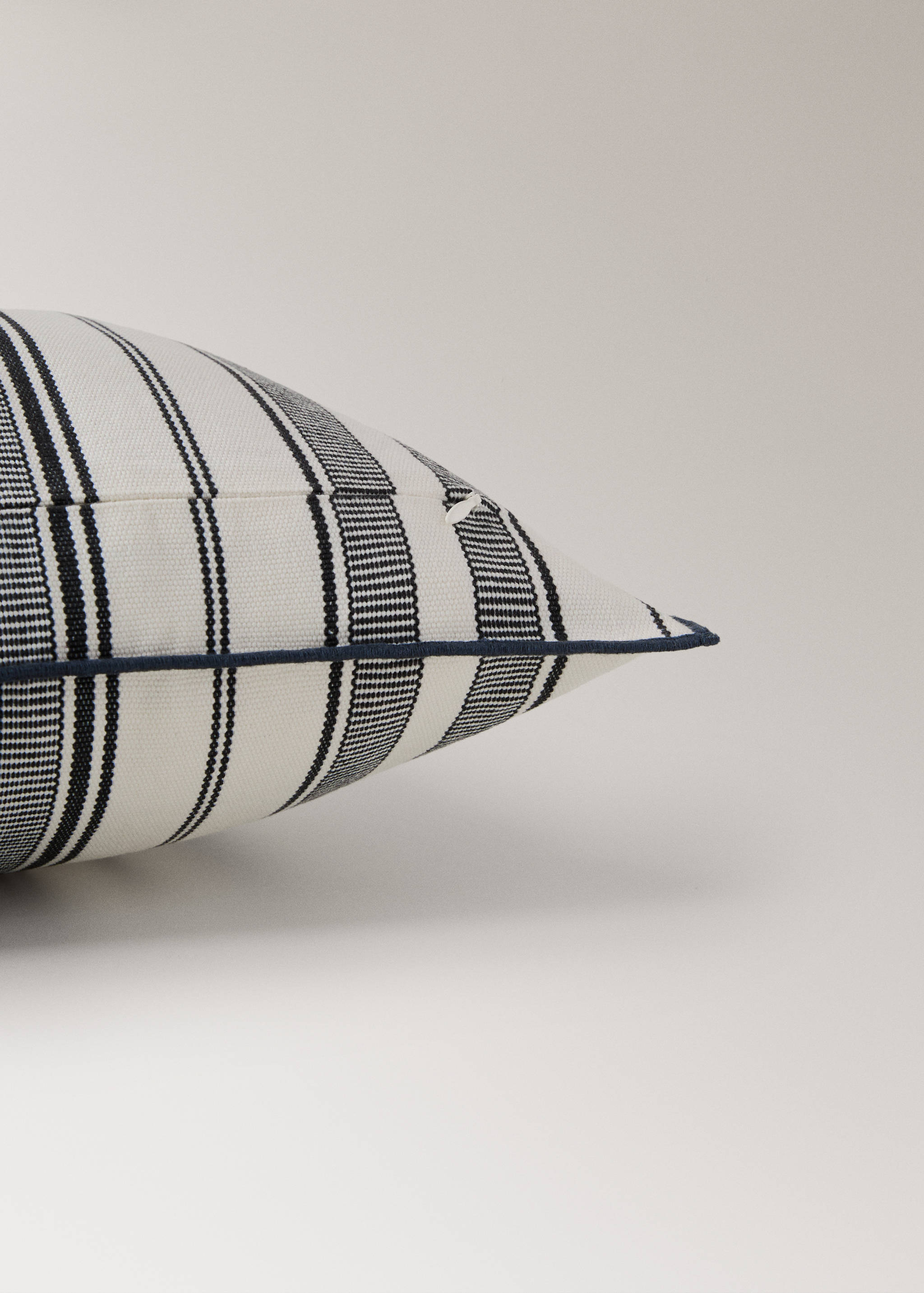 Cushion cover with stripe design and overlock finish 40x60 cm - Details of the article 2