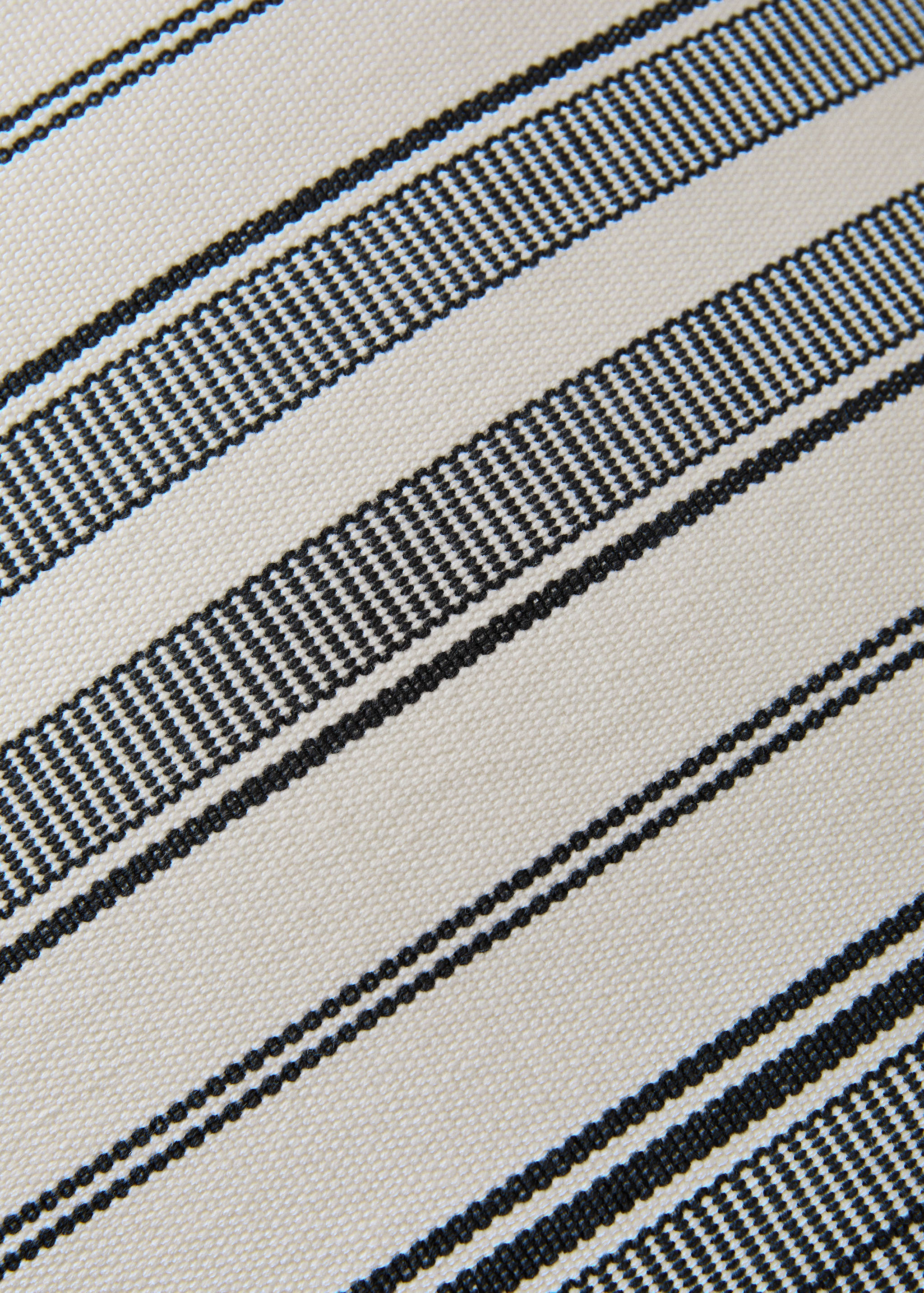 Cushion cover with stripe design and overlock finish 40x60 cm - Details of the article 3
