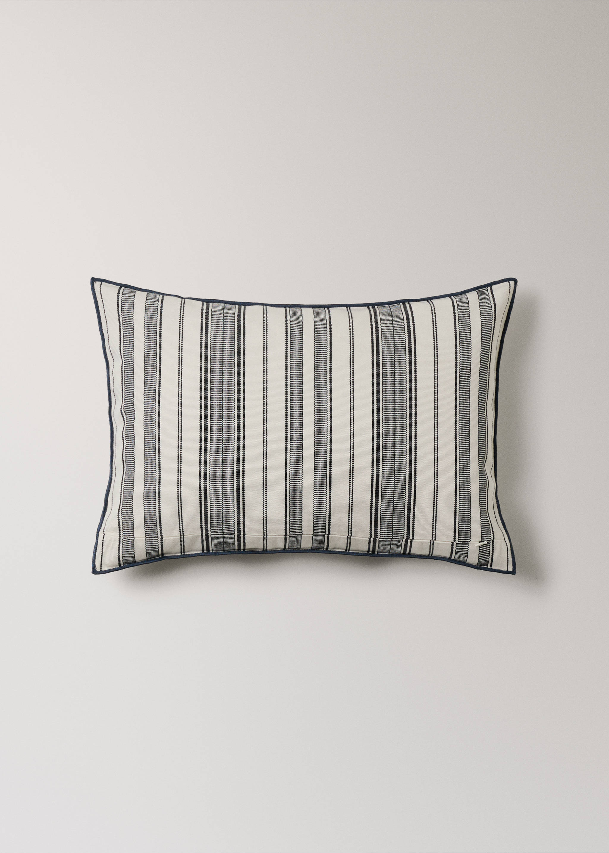 Cushion cover with stripe design and overlock finish 40x60 cm - Details of the article 4, Charcoal. Ref: 27042927-00.
