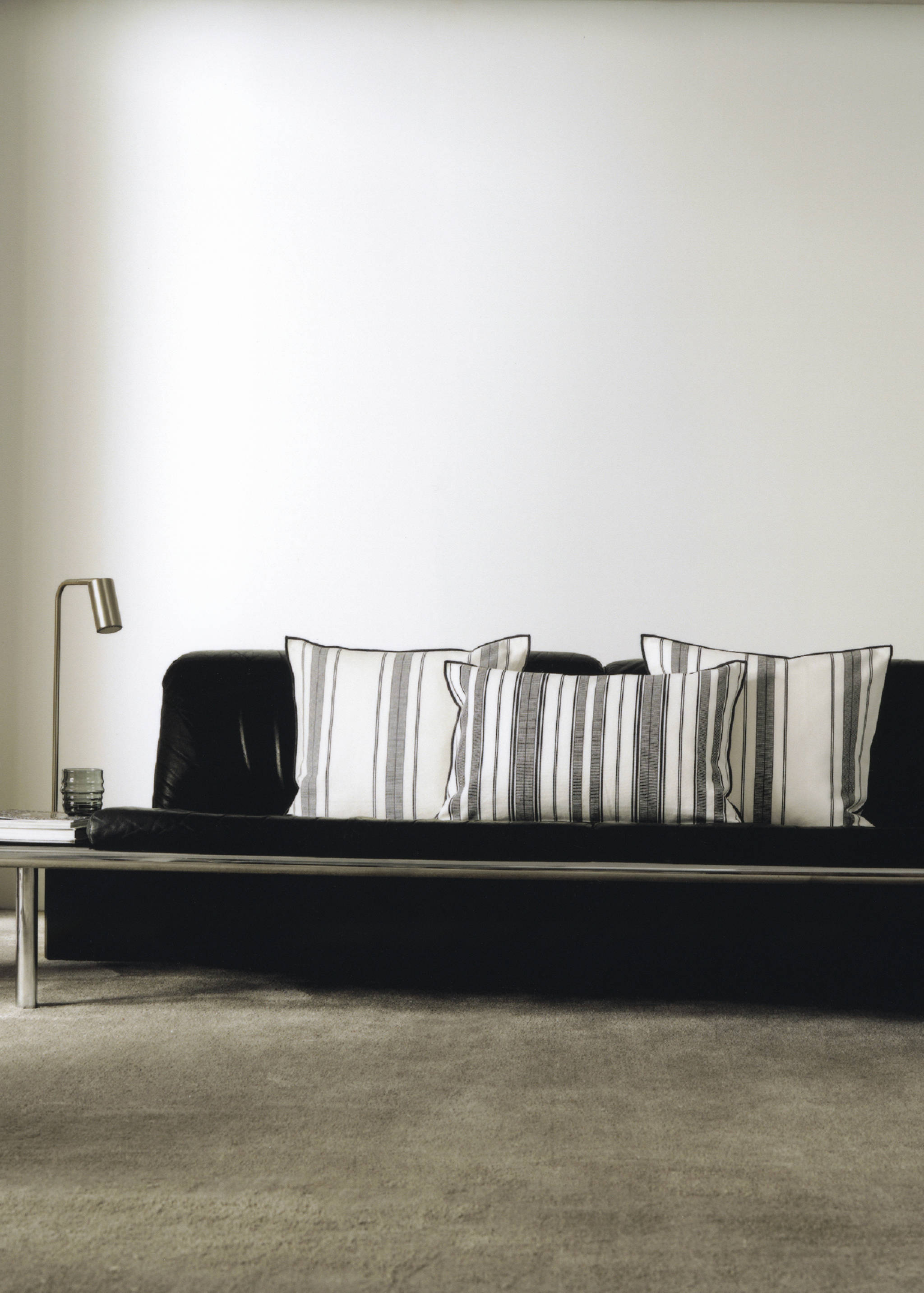 Cushion cover with stripe design and overlock finish 40x60 cm - Details of the article 6