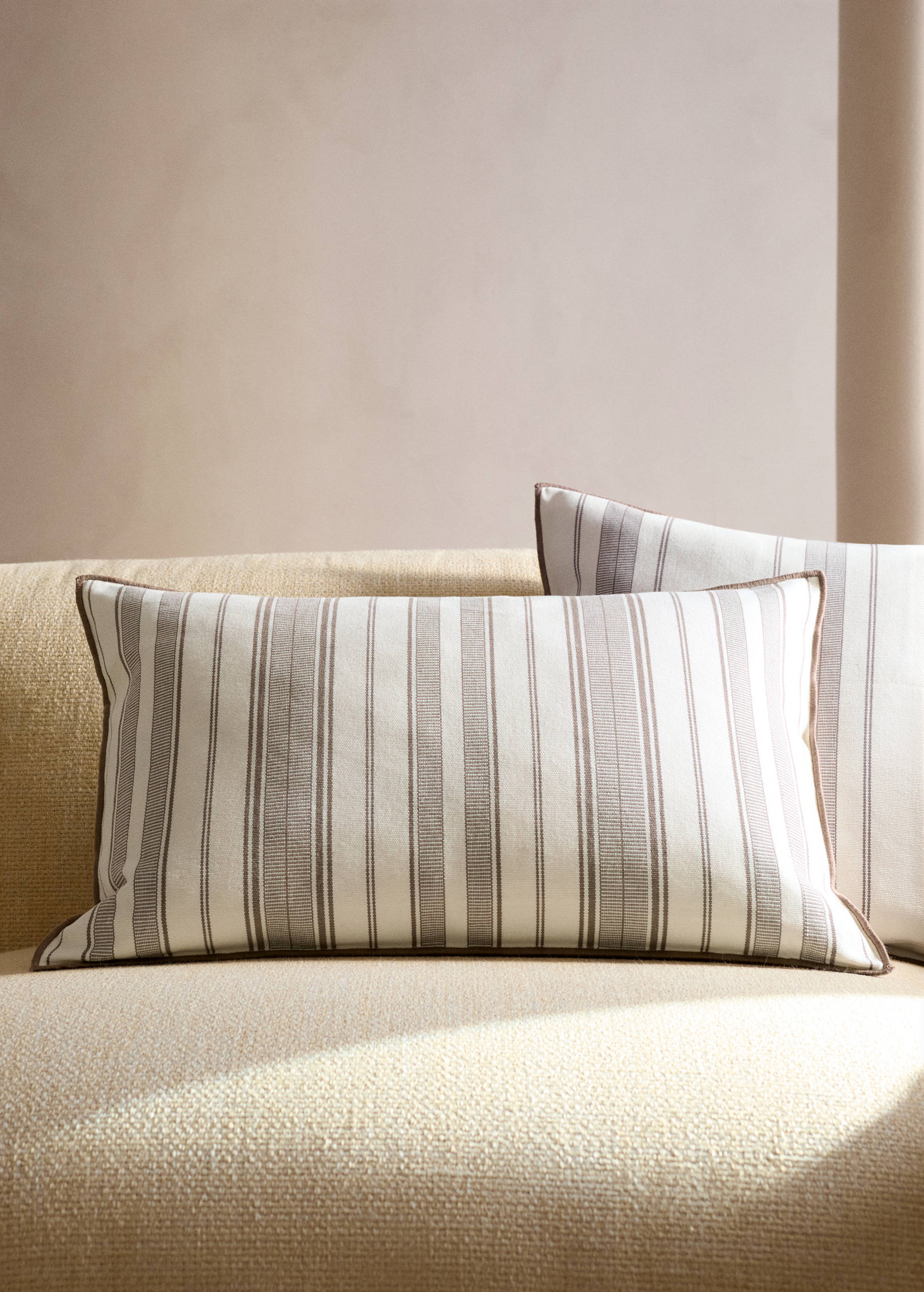 Cushion cover with stripe design and overlock finish 40x60 cm - General plane