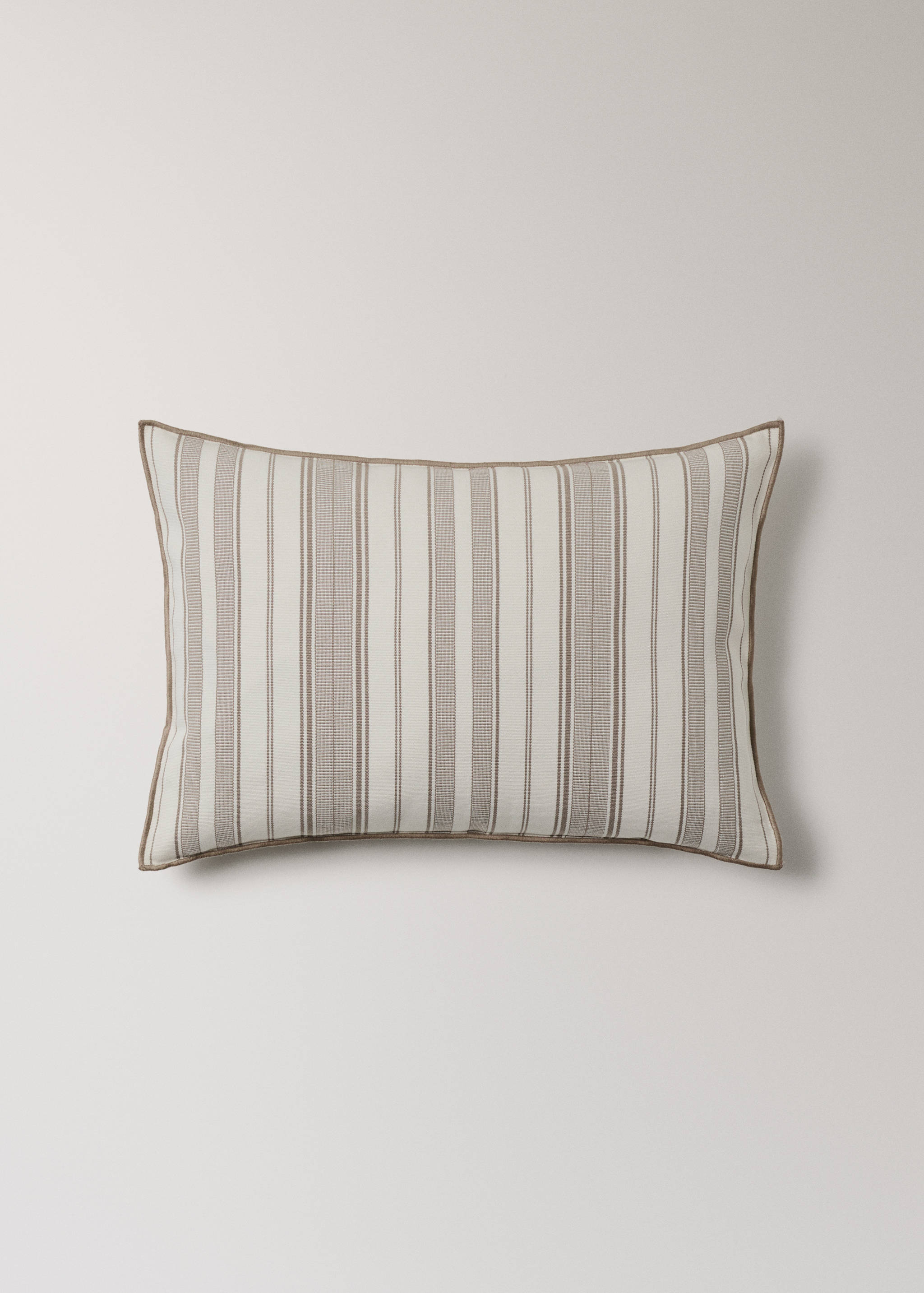 Cushion cover with stripe design and overlock finish 40x60 cm - Article without model