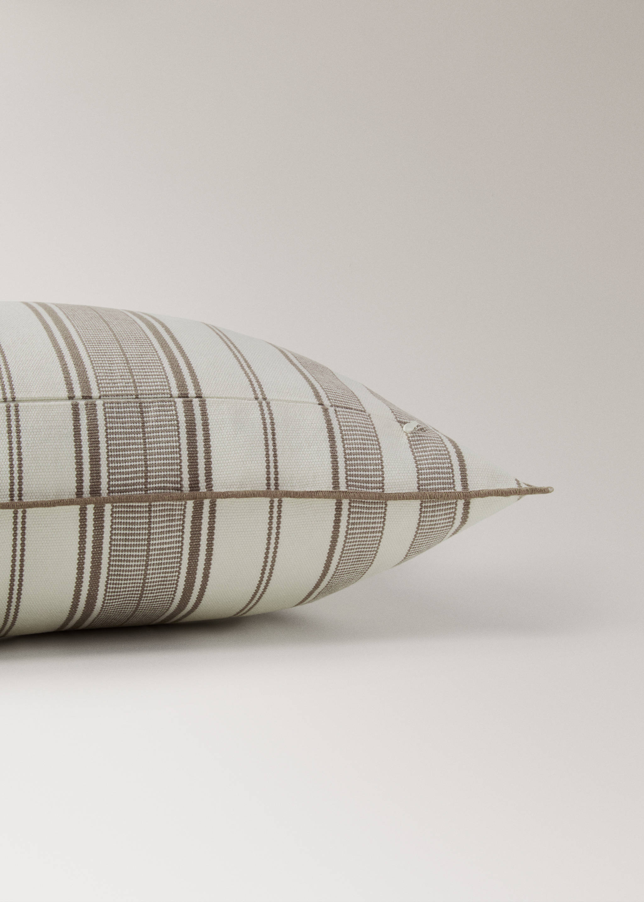 Cushion cover with stripe design and overlock finish 40x60 cm - Details of the article 2