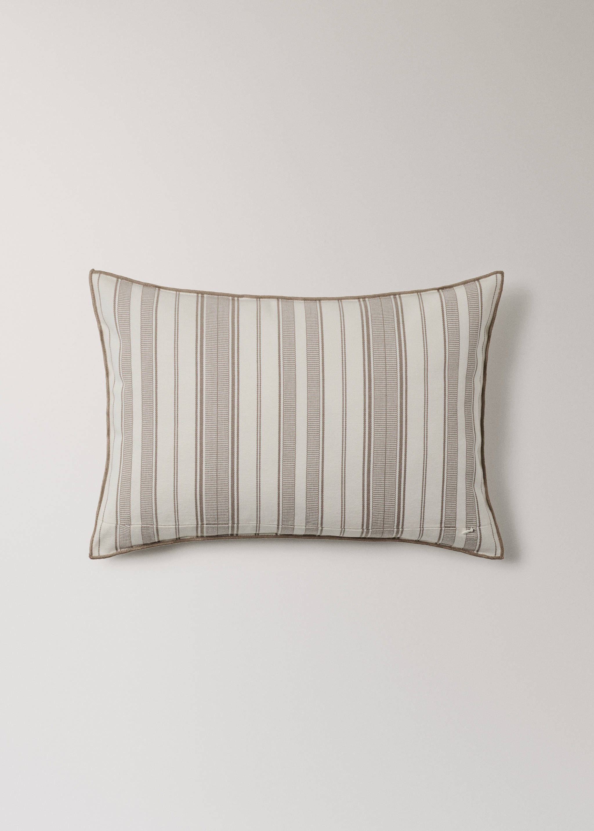 Cushion cover with stripe design and overlock finish 40x60 cm - Details of the article 4