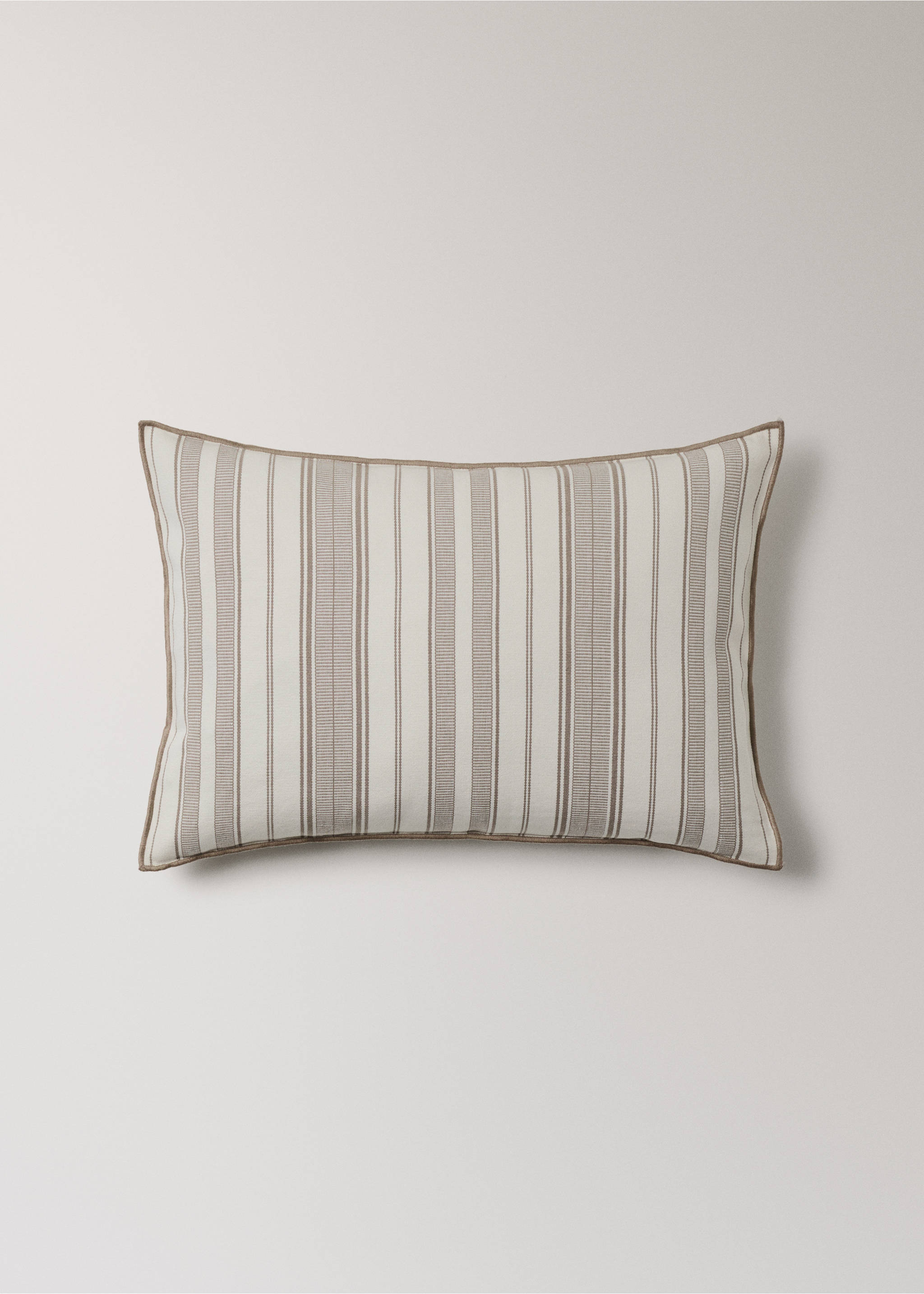 Cushion cover with stripe design and overlock finish 40x60 cm - Article without model, Light/Pastel Brown. Ref: 27042927-00.